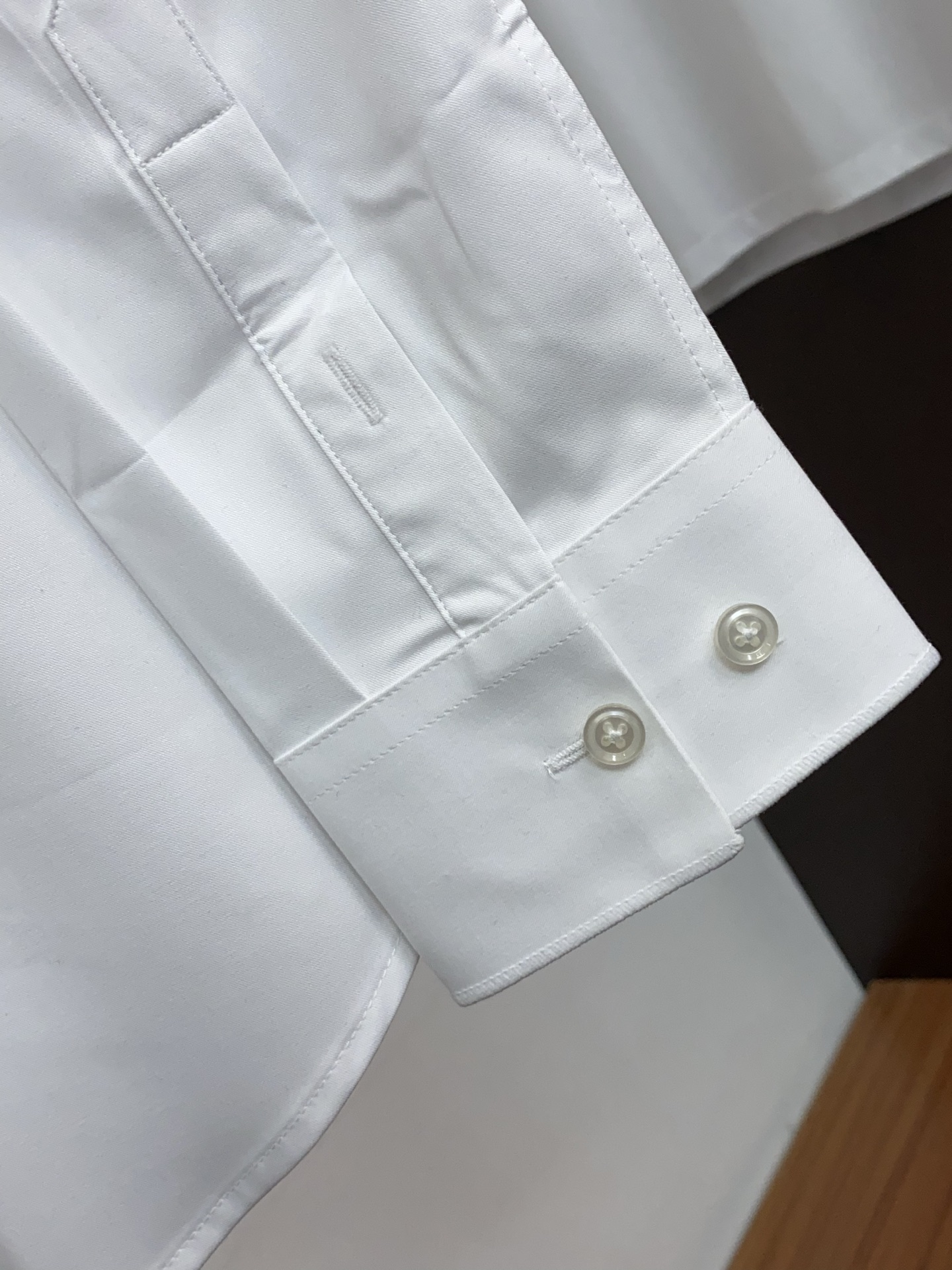 迪奥 专柜最新款长袖衬衣，贸易公司渠道稀出，领先官网发售！经典休闲衬衫搭配独特的法式领设计，胸口精字母刺