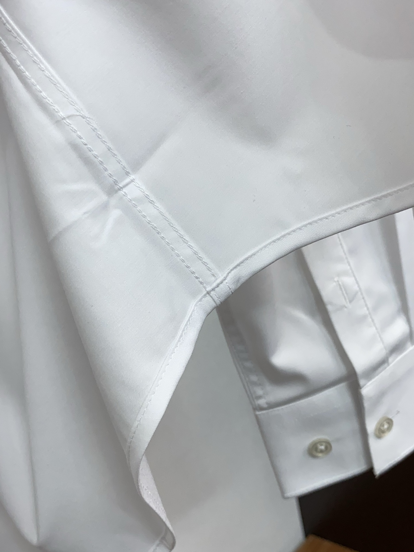 迪奥 专柜最新款长袖衬衣，贸易公司渠道稀出，领先官网发售！经典休闲衬衫搭配独特的法式领设计，胸口精字母刺