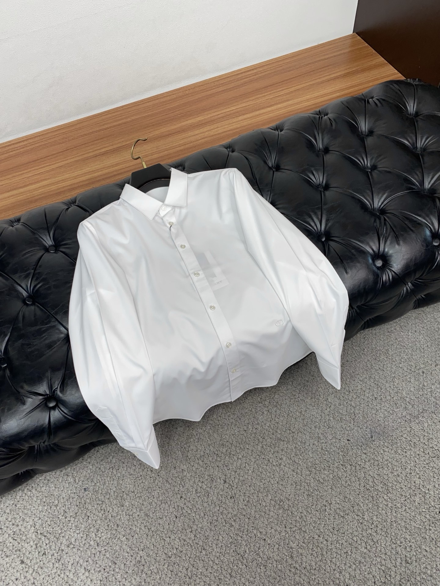 迪奥 专柜最新款长袖衬衣，贸易公司渠道稀出，领先官网发售！经典休闲衬衫搭配独特的法式领设计，胸口精字母刺