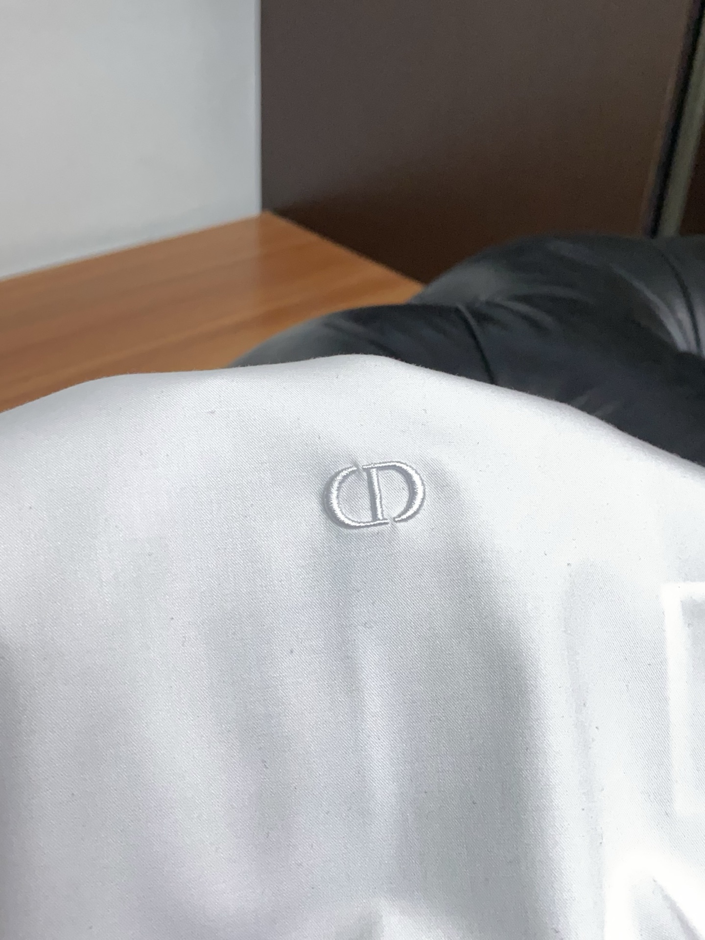 迪奥 专柜最新款长袖衬衣，贸易公司渠道稀出，领先官网发售！经典休闲衬衫搭配独特的法式领设计，胸口精字母刺