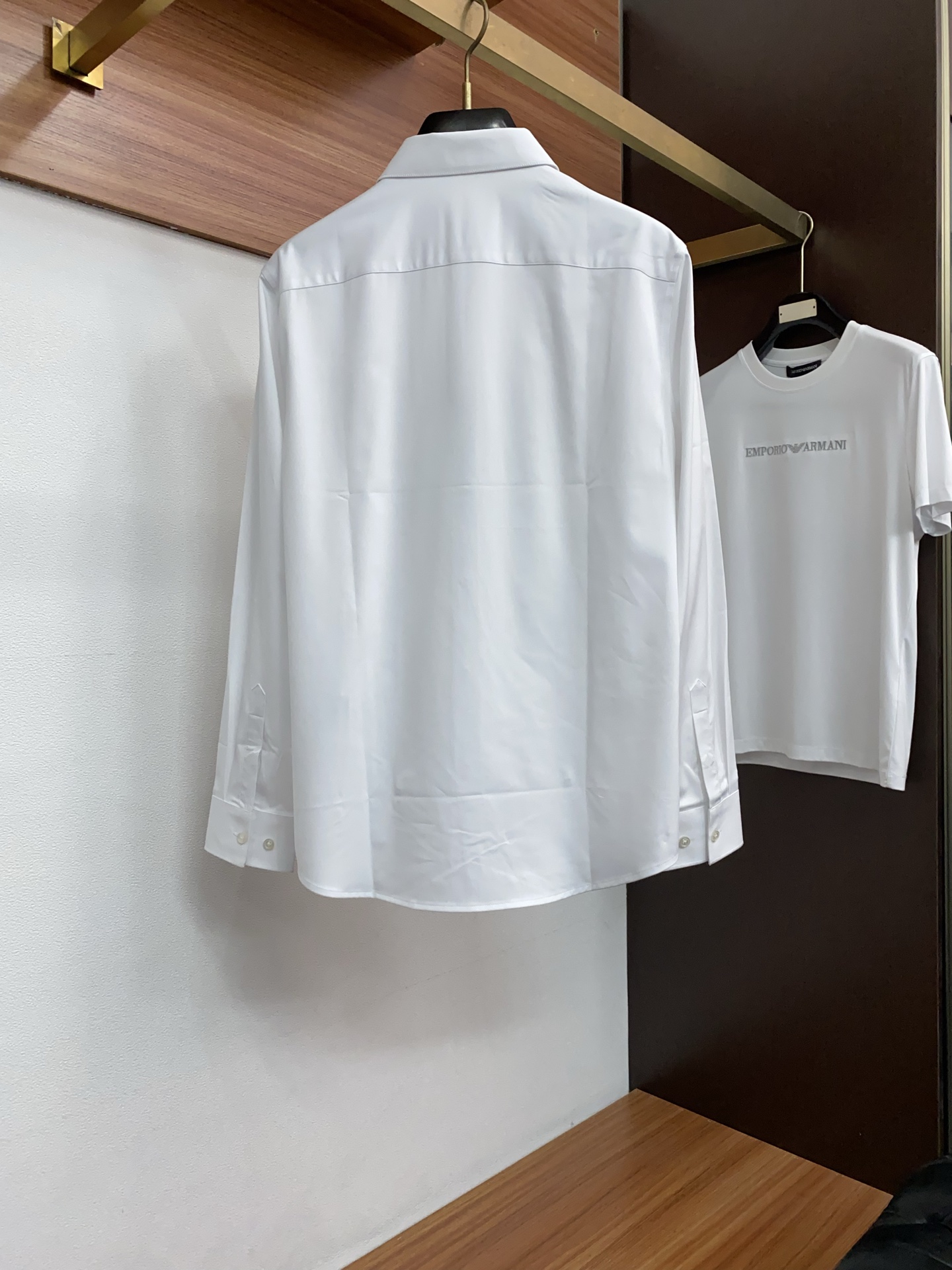 迪奥 专柜最新款长袖衬衣，贸易公司渠道稀出，领先官网发售！经典休闲衬衫搭配独特的法式领设计，胸口精字母刺