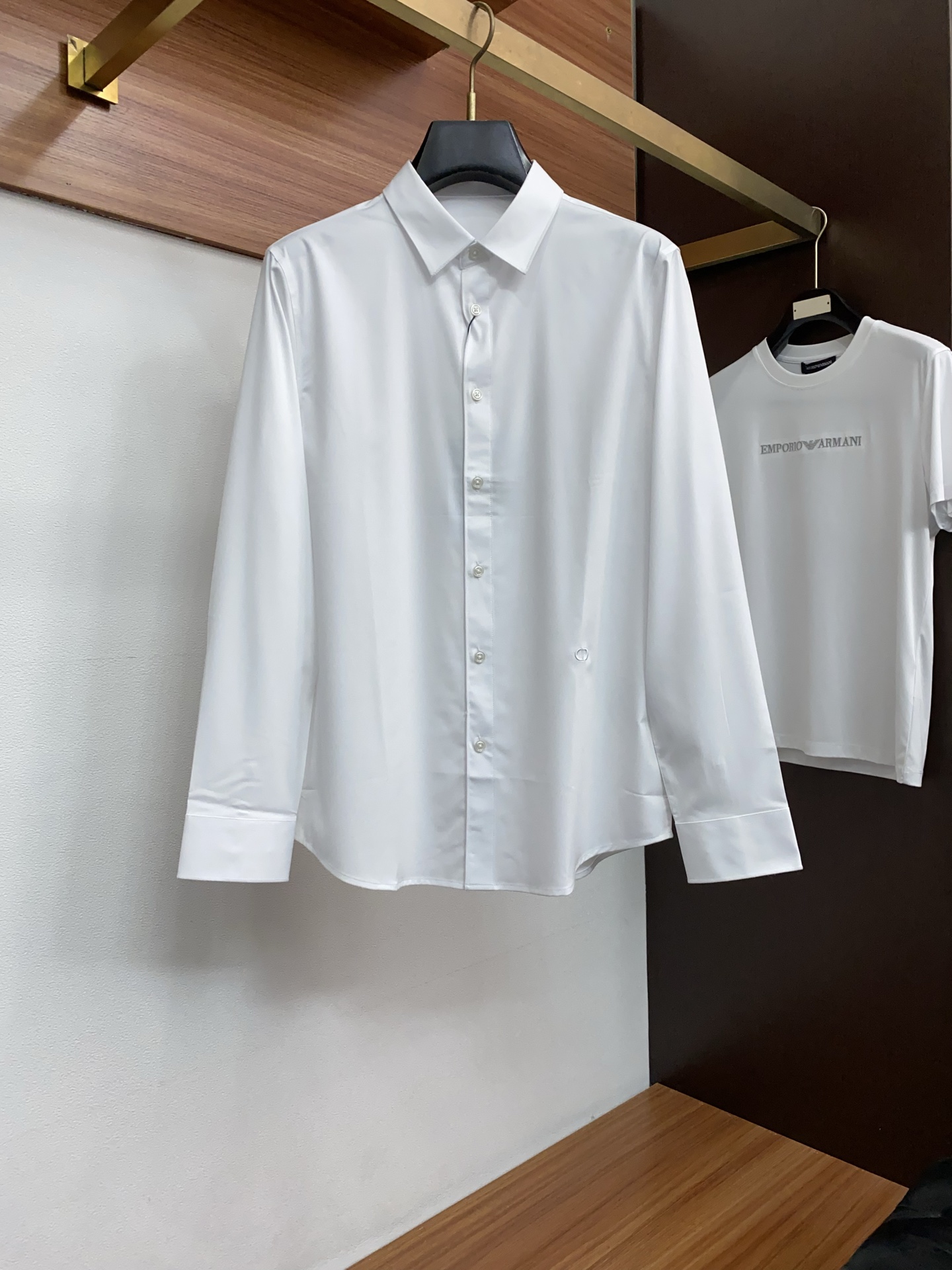 迪奥 专柜最新款长袖衬衣，贸易公司渠道稀出，领先官网发售！经典休闲衬衫搭配独特的法式领设计，胸口精字母刺