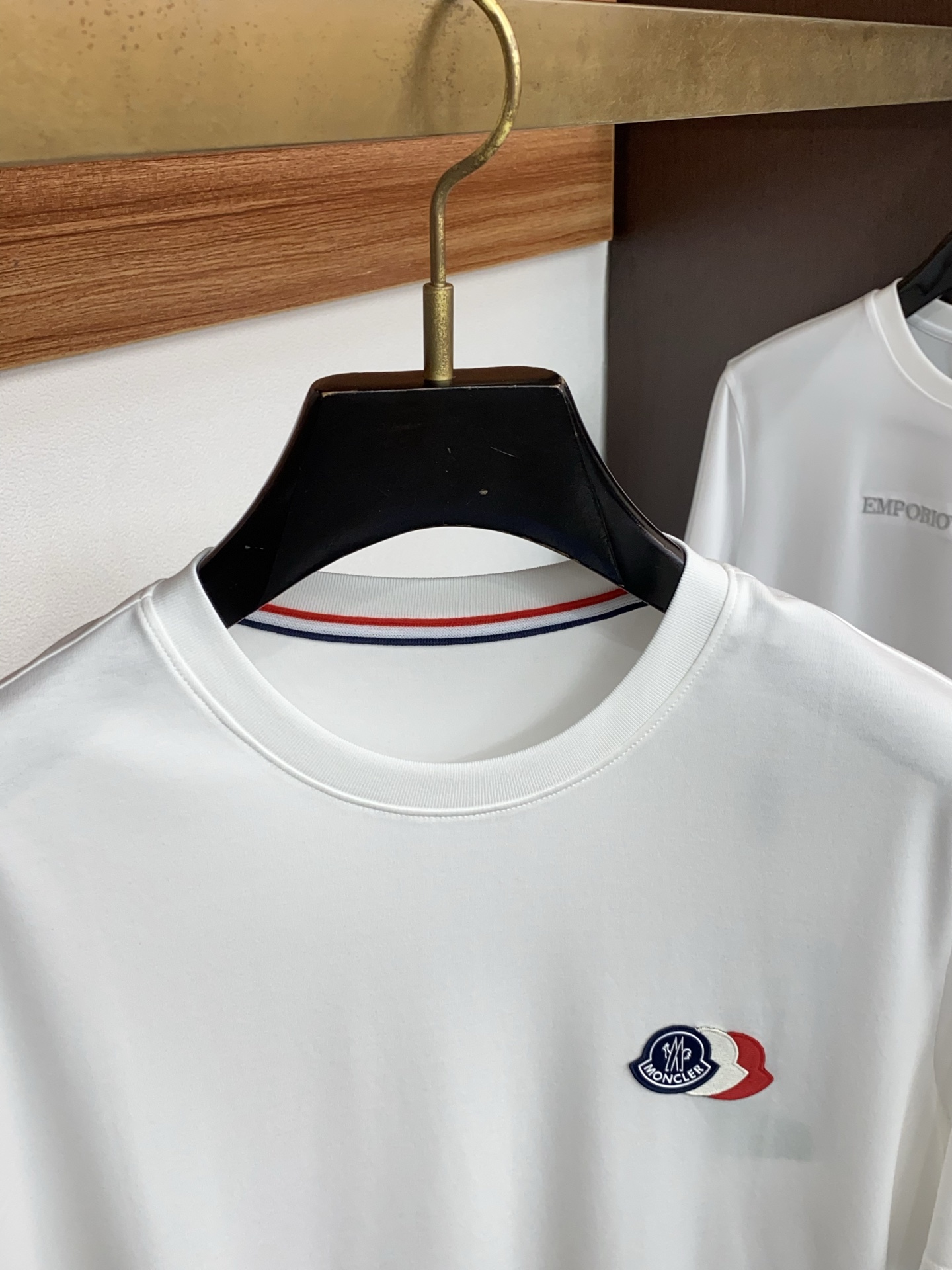 蒙口 26SS早春短袖T恤甄选软糯亲肤丝光棉面料制成，标准版圆领短袖裁剪，更适合日常穿着。简约不失设计感