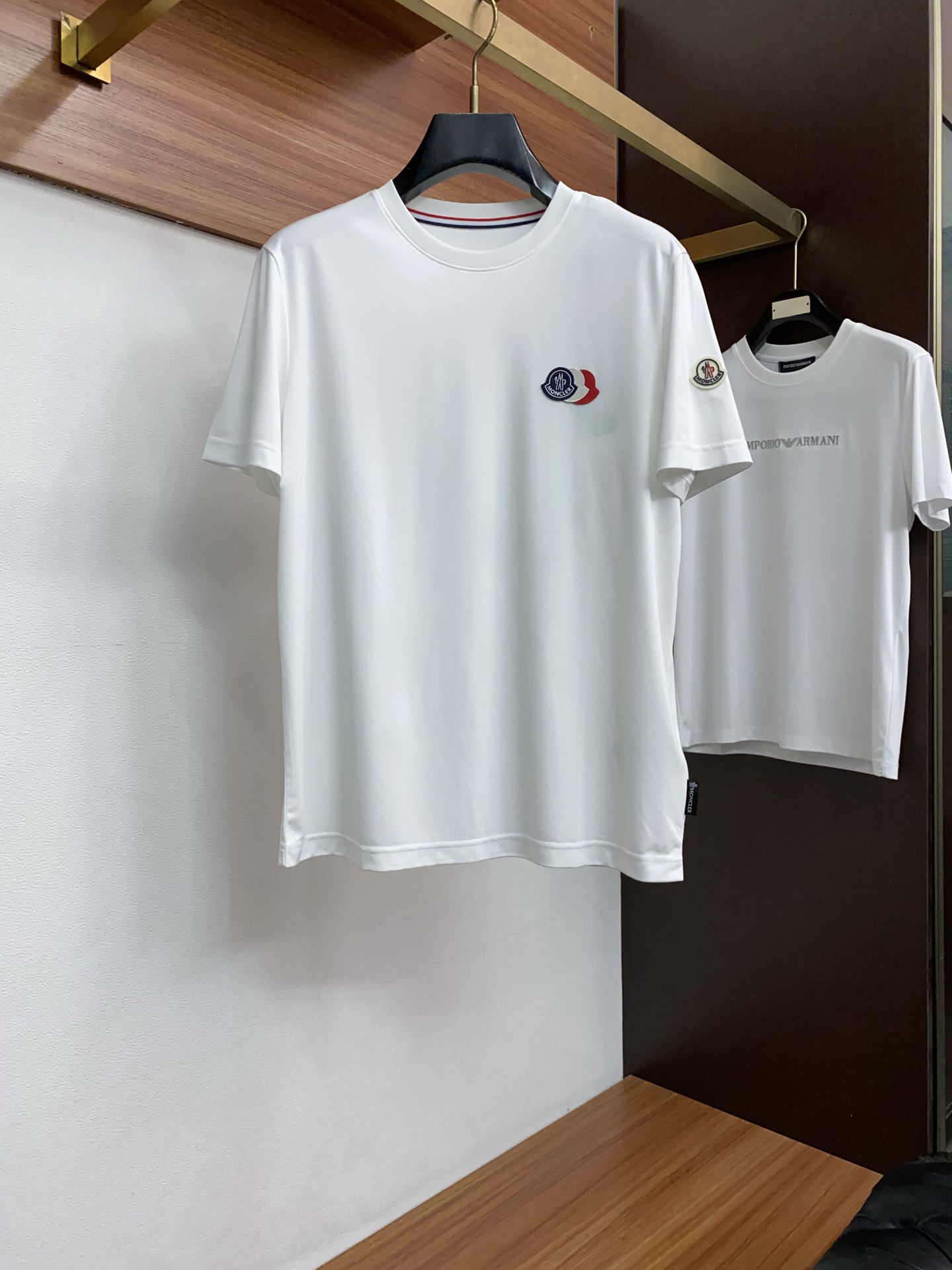 蒙口 26SS早春短袖T恤甄选软糯亲肤丝光棉面料制成，标准版圆领短袖裁剪，更适合日常穿着。简约不失设计感