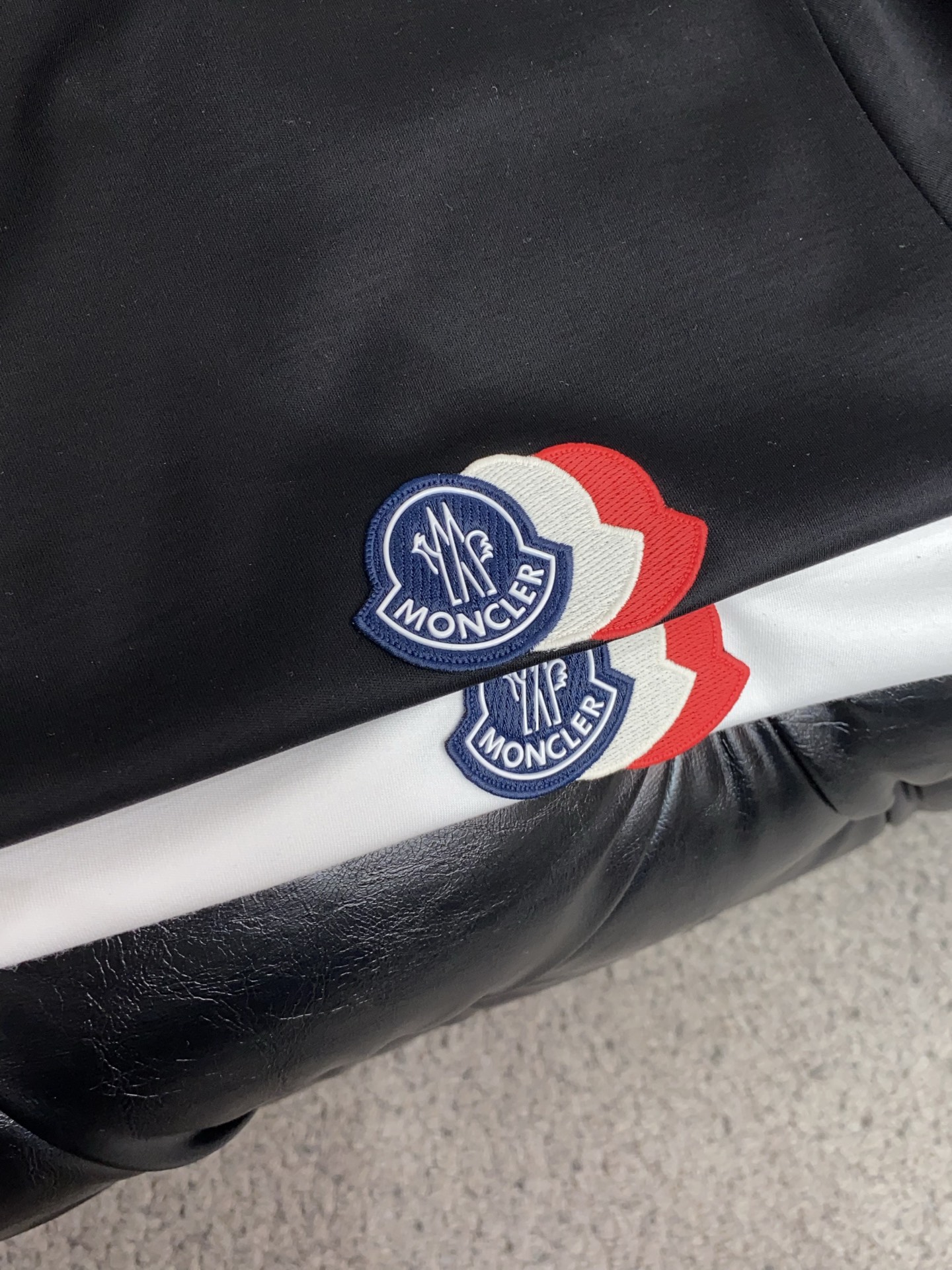 蒙口 26SS早春短袖T恤甄选软糯亲肤丝光棉面料制成，标准版圆领短袖裁剪，更适合日常穿着。简约不失设计感