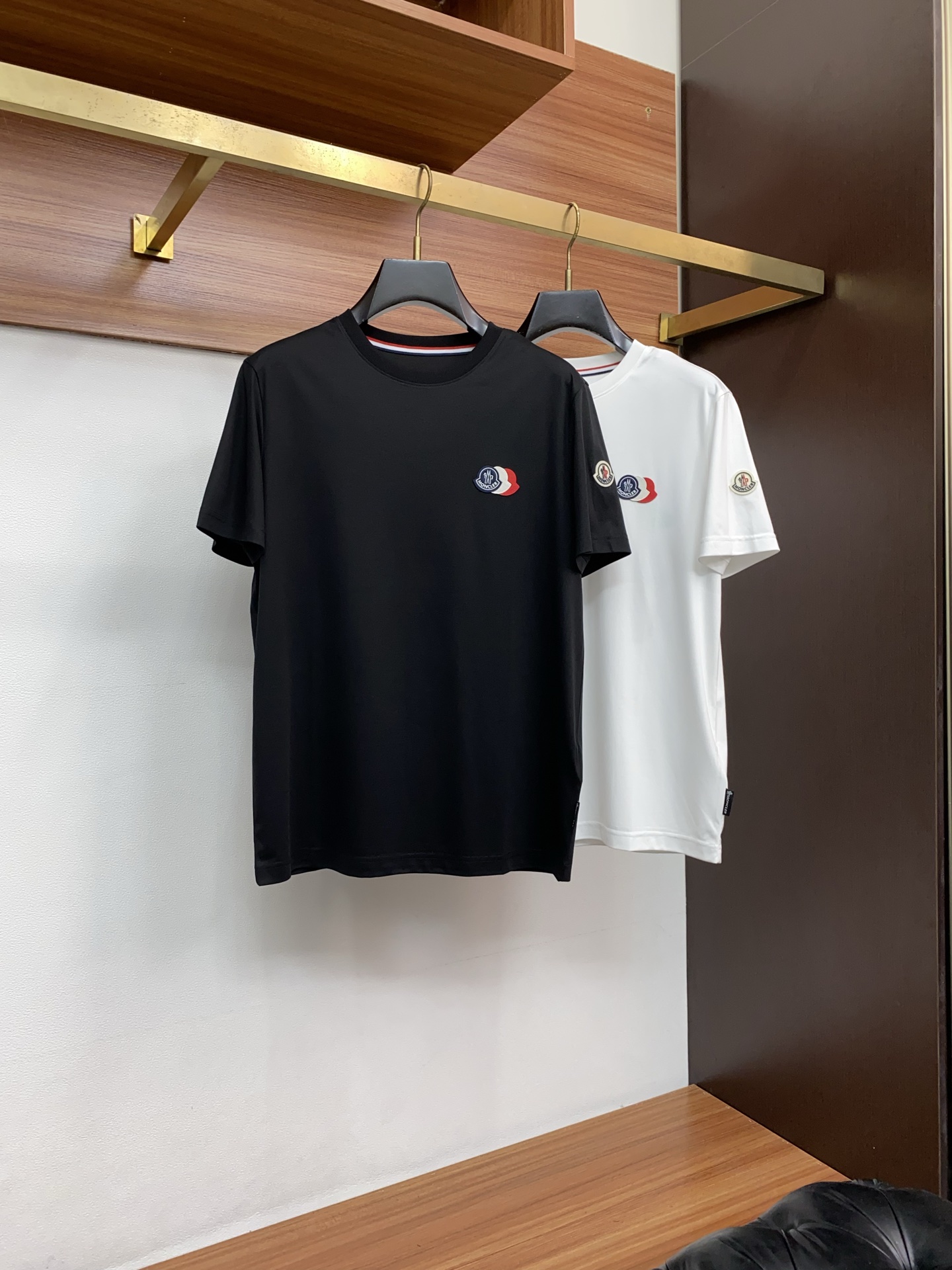 蒙口 26SS早春短袖T恤甄选软糯亲肤丝光棉面料制成，标准版圆领短袖裁剪，更适合日常穿着。简约不失设计感