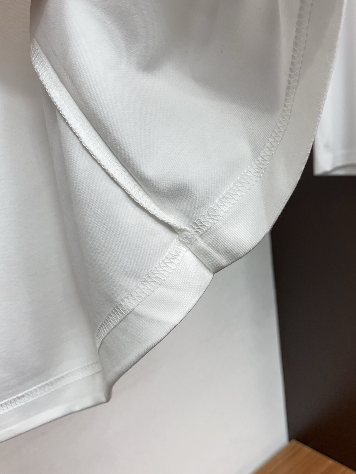 蒙口 26SS早春短袖T恤甄选软糯亲肤丝光棉面料制成，标准版圆领短袖裁剪，更适合日常穿着。简约不失设计感