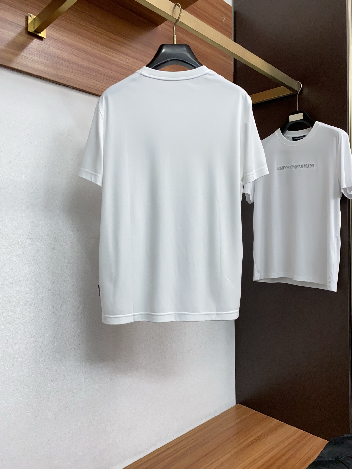 蒙口 26SS早春短袖T恤甄选软糯亲肤丝光棉面料制成，标准版圆领短袖裁剪，更适合日常穿着。简约不失设计感