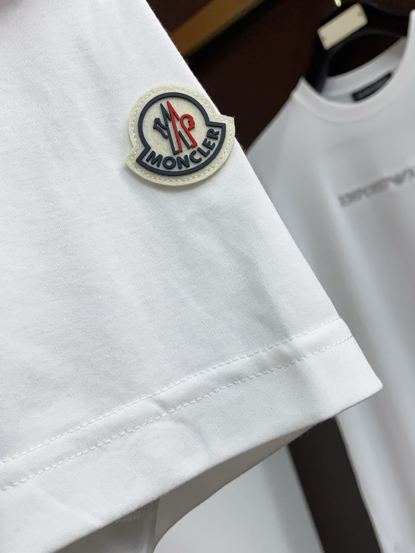 蒙口 26SS早春短袖T恤甄选软糯亲肤丝光棉面料制成，标准版圆领短袖裁剪，更适合日常穿着。简约不失设计感