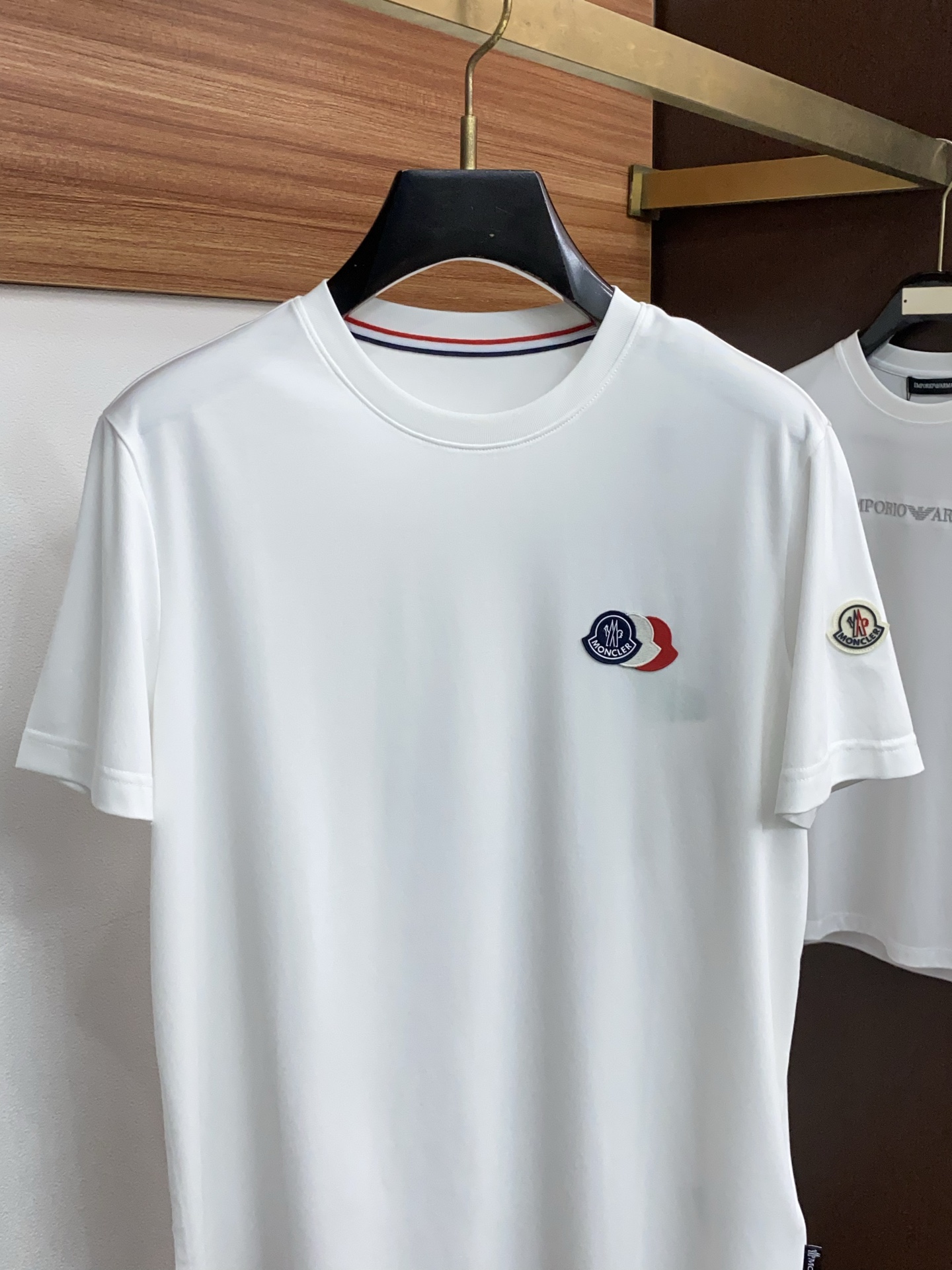 蒙口 26SS早春短袖T恤甄选软糯亲肤丝光棉面料制成，标准版圆领短袖裁剪，更适合日常穿着。简约不失设计感