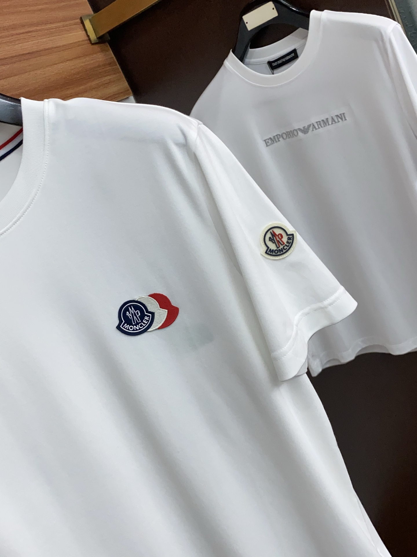 蒙口 26SS早春短袖T恤甄选软糯亲肤丝光棉面料制成，标准版圆领短袖裁剪，更适合日常穿着。简约不失设计感