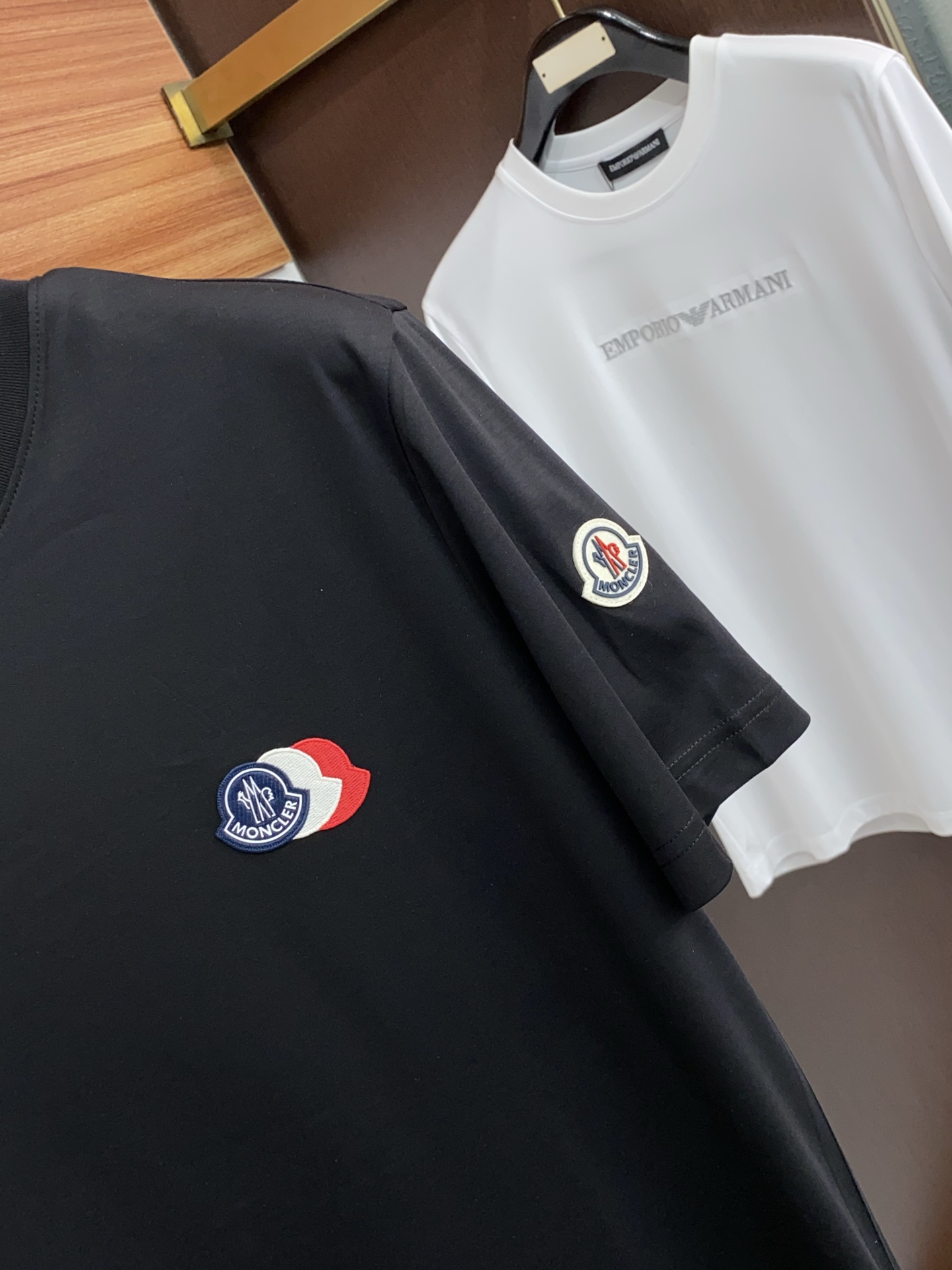 蒙口 26SS早春短袖T恤甄选软糯亲肤丝光棉面料制成，标准版圆领短袖裁剪，更适合日常穿着。简约不失设计感