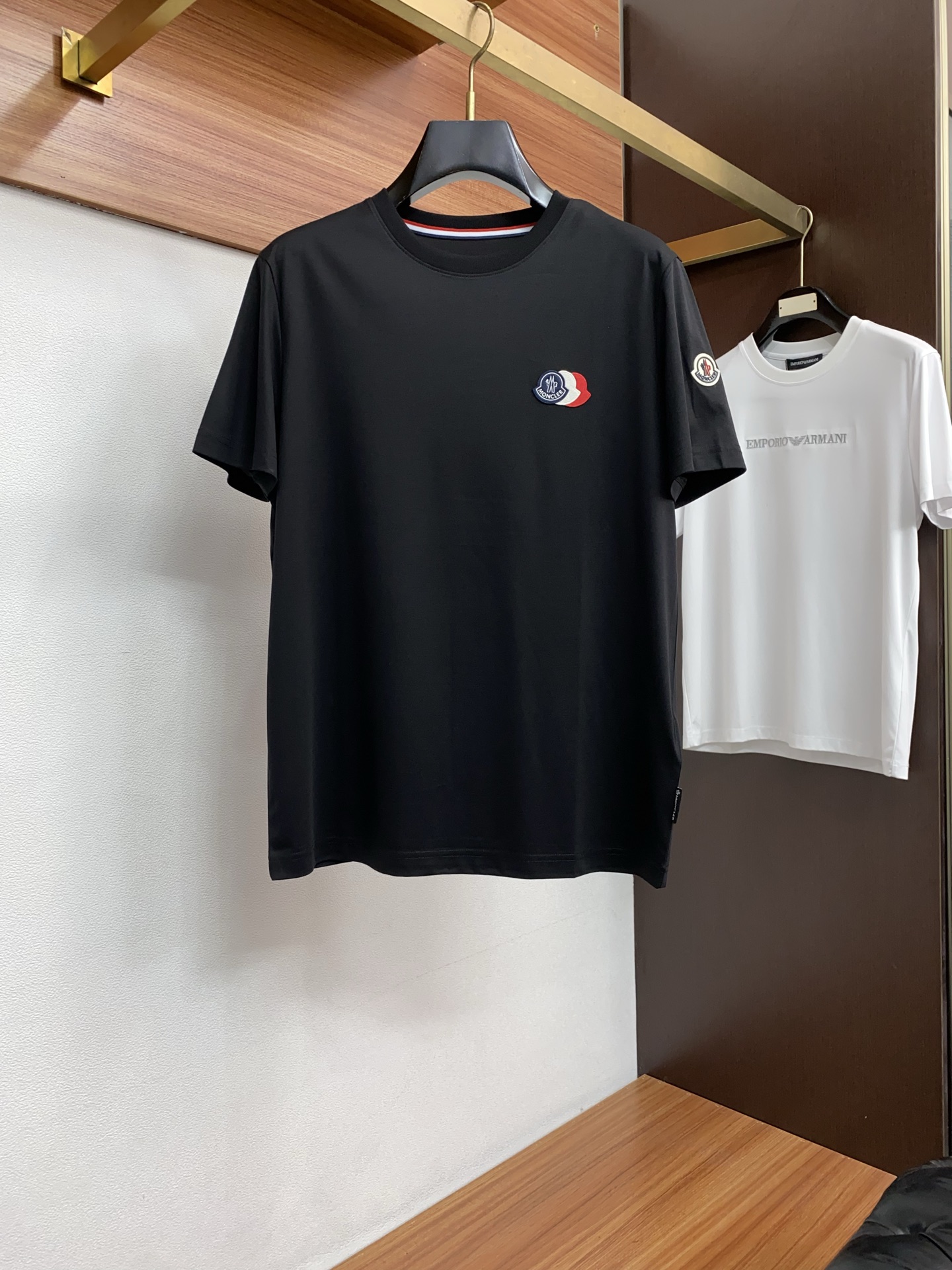 蒙口 26SS早春短袖T恤甄选软糯亲肤丝光棉面料制成，标准版圆领短袖裁剪，更适合日常穿着。简约不失设计感