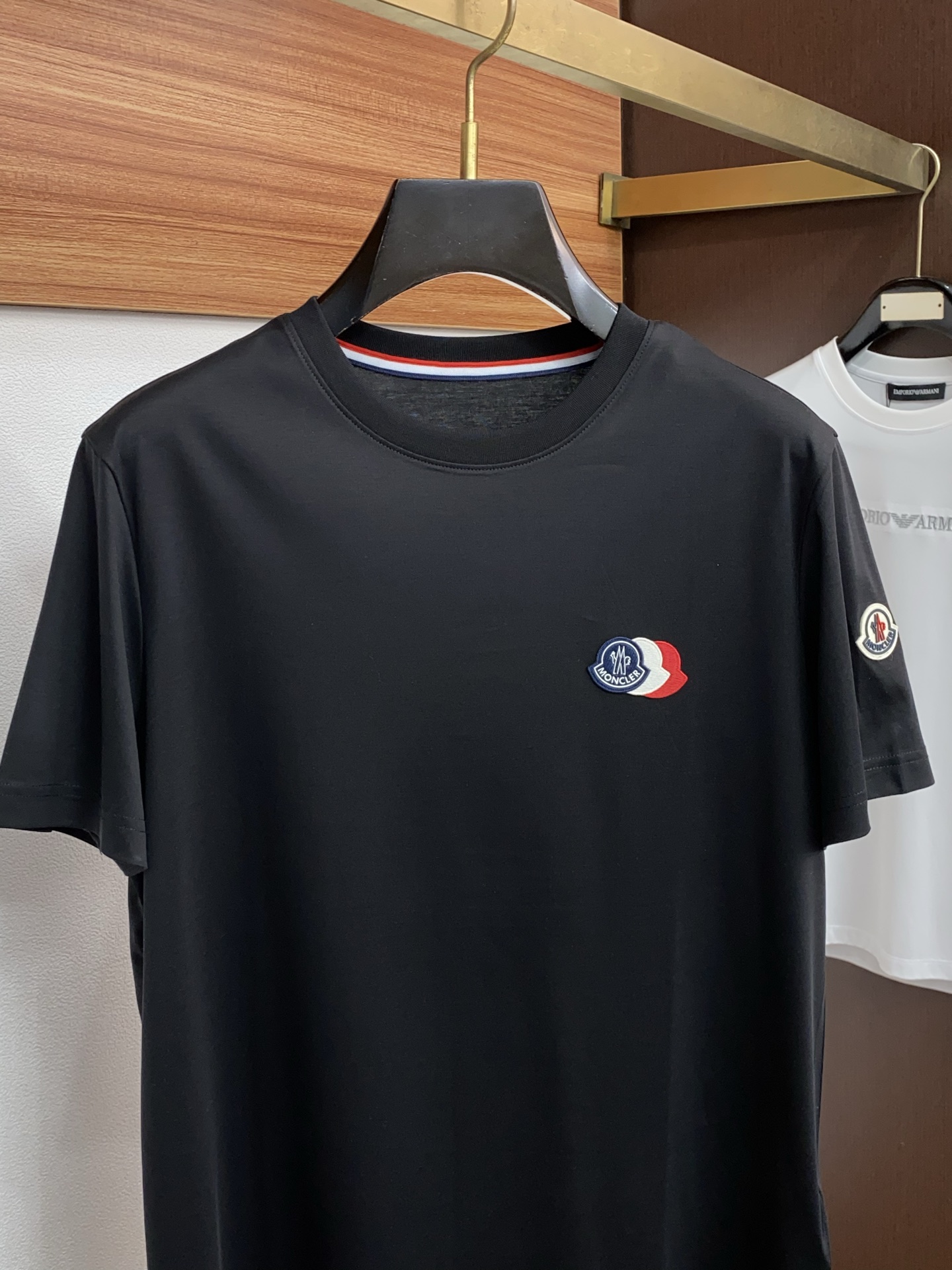 蒙口 26SS早春短袖T恤甄选软糯亲肤丝光棉面料制成，标准版圆领短袖裁剪，更适合日常穿着。简约不失设计感