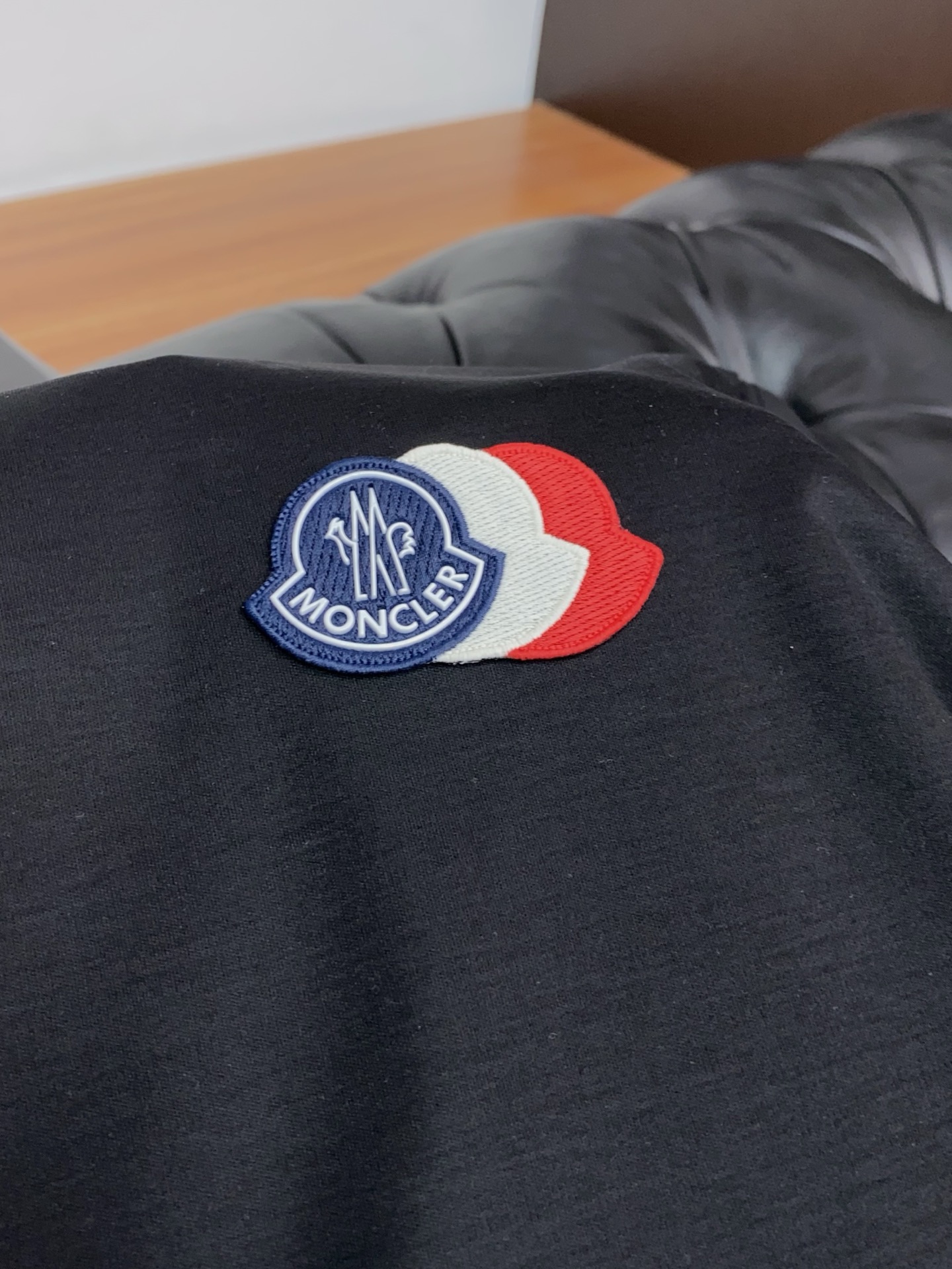 蒙口 26SS早春短袖T恤甄选软糯亲肤丝光棉面料制成，标准版圆领短袖裁剪，更适合日常穿着。简约不失设计感