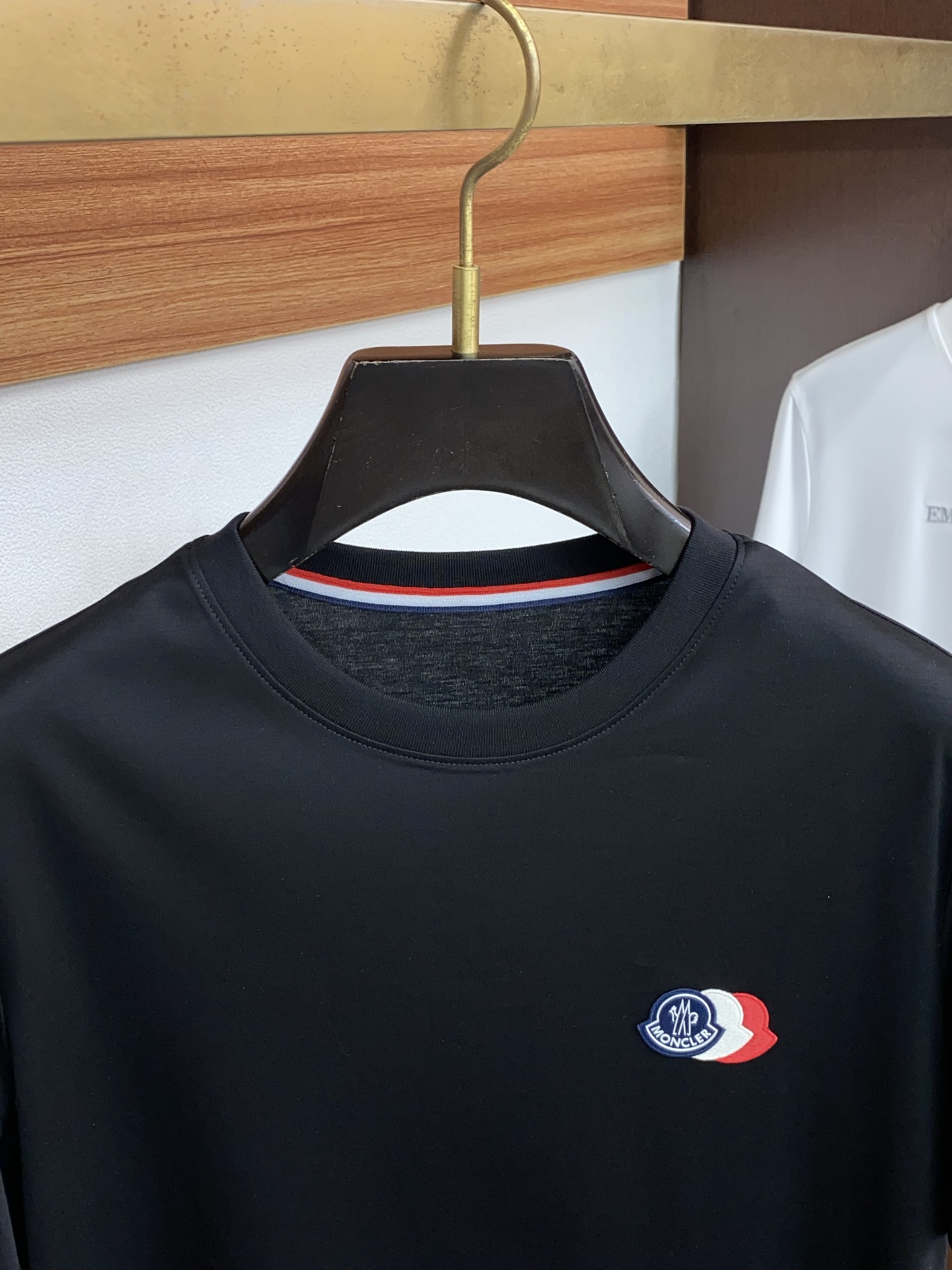 蒙口 26SS早春短袖T恤甄选软糯亲肤丝光棉面料制成，标准版圆领短袖裁剪，更适合日常穿着。简约不失设计感