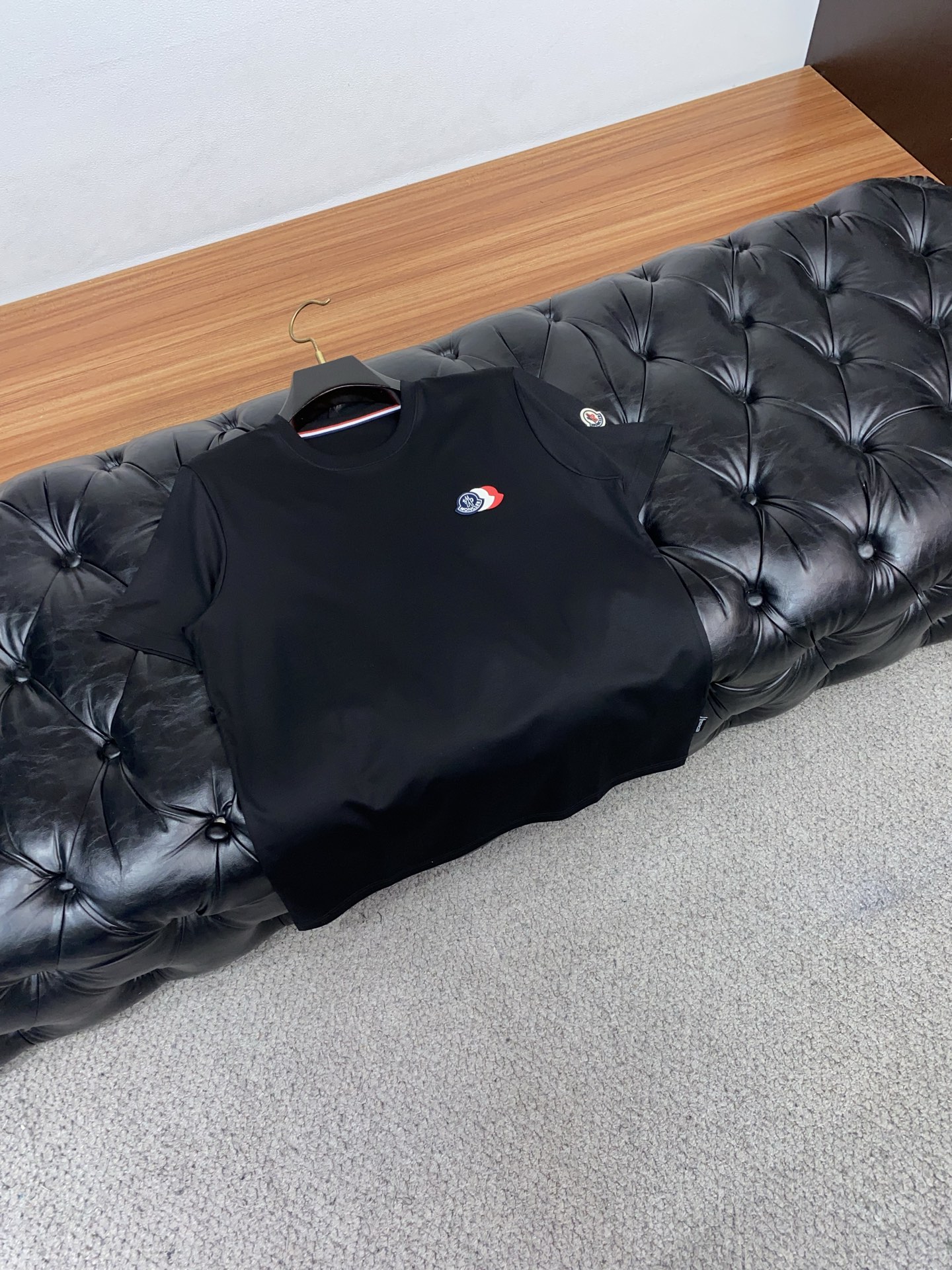 蒙口 26SS早春短袖T恤甄选软糯亲肤丝光棉面料制成，标准版圆领短袖裁剪，更适合日常穿着。简约不失设计感