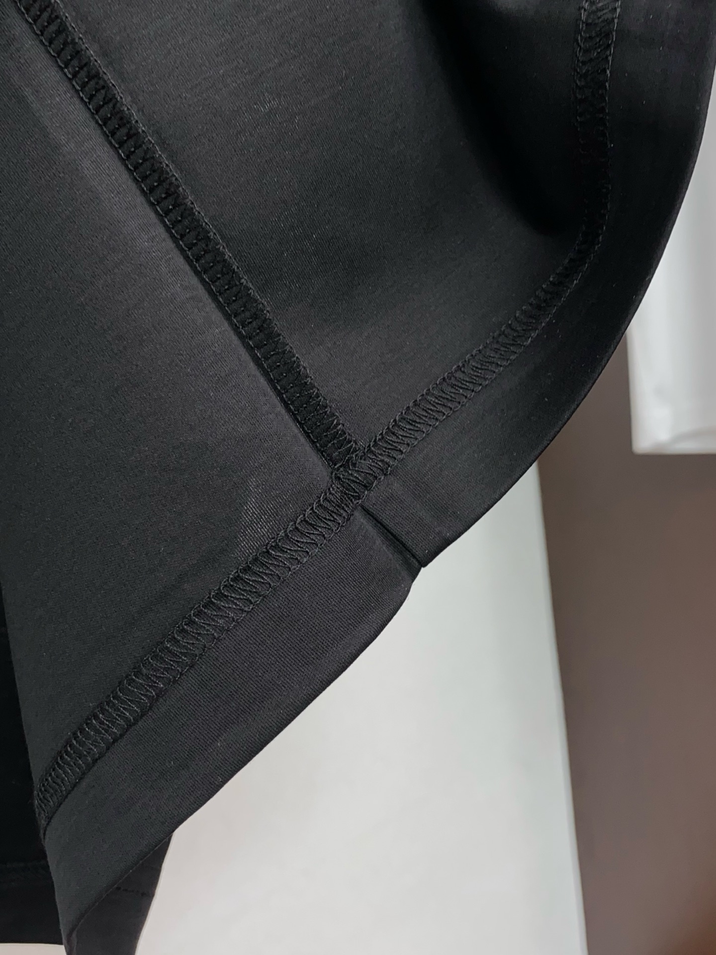 蒙口 26SS早春短袖T恤甄选软糯亲肤丝光棉面料制成，标准版圆领短袖裁剪，更适合日常穿着。简约不失设计感