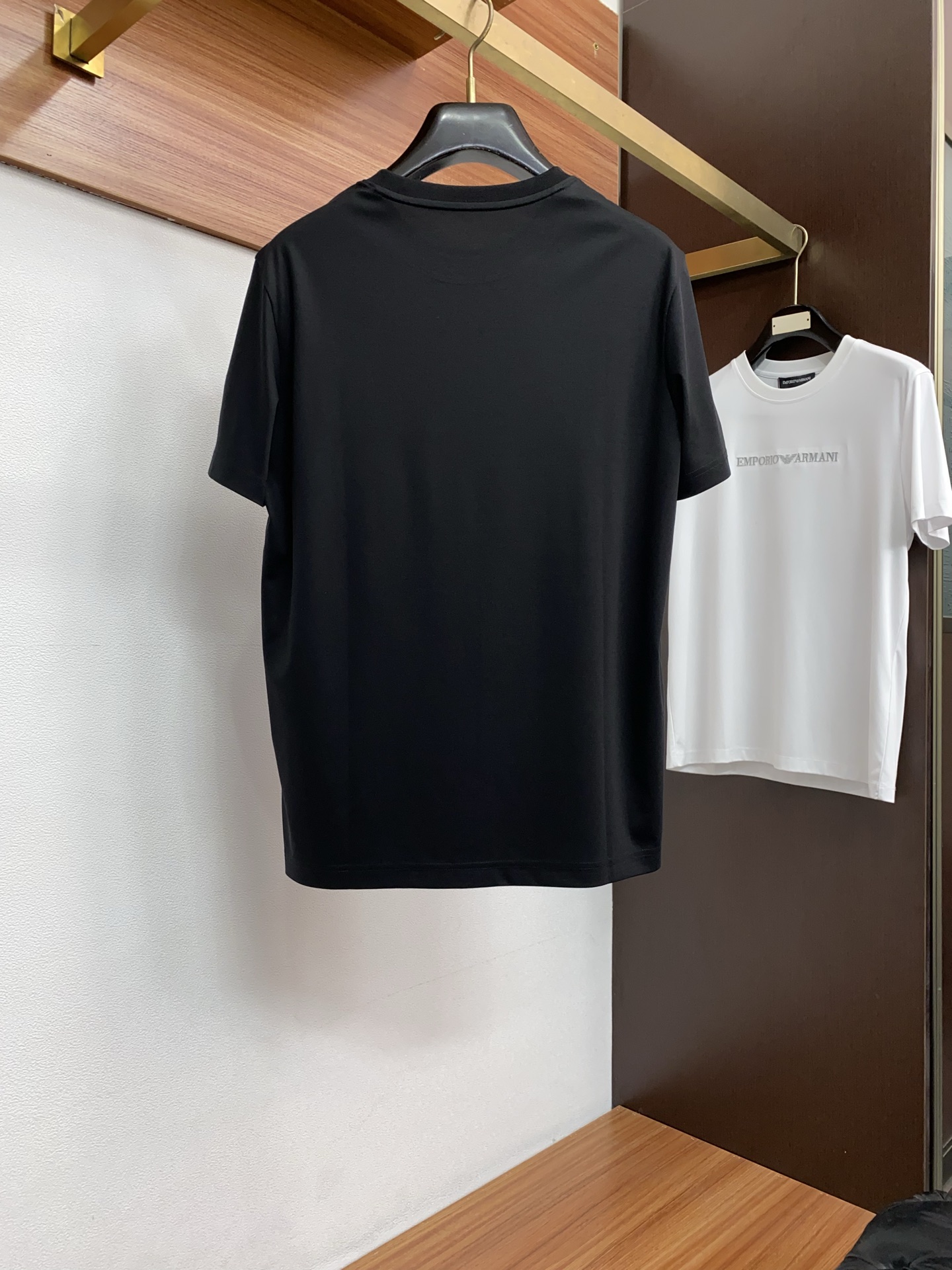 蒙口 26SS早春短袖T恤甄选软糯亲肤丝光棉面料制成，标准版圆领短袖裁剪，更适合日常穿着。简约不失设计感