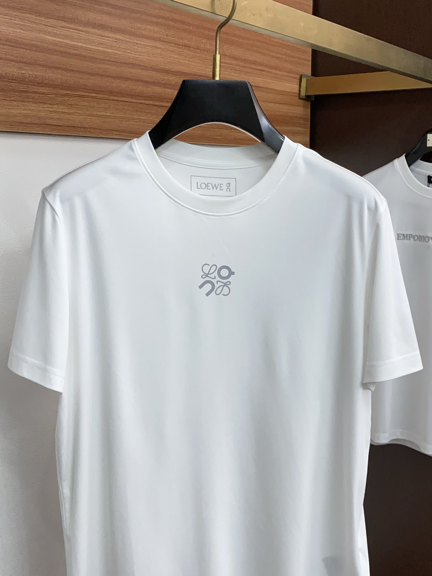 罗意威 26SS早春短袖T恤甄选软糯亲肤丝光棉面料制成，标准版圆领短袖裁剪，更适合日常穿着。简约不失设计