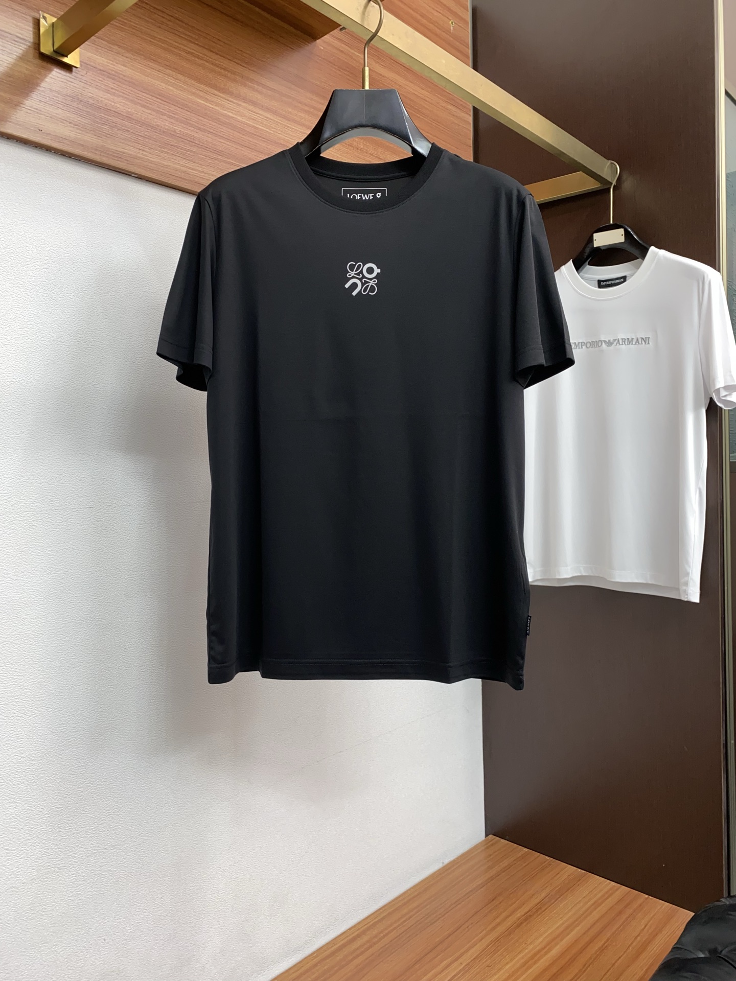 罗意威 26SS早春短袖T恤甄选软糯亲肤丝光棉面料制成，标准版圆领短袖裁剪，更适合日常穿着。简约不失设计