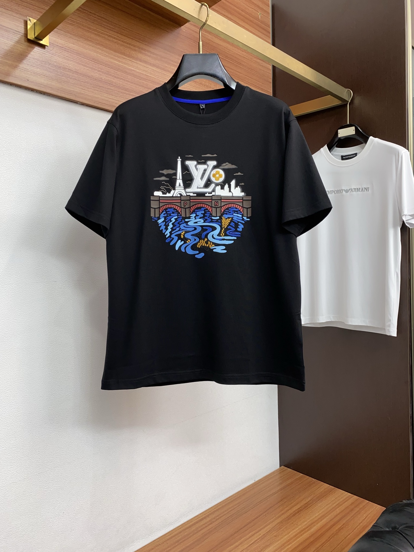 1v路易威登 26SS早春短袖T恤甄选软糯亲肤丝光棉面料制成，标准版圆领短袖裁剪，更适合日常穿着。简约不