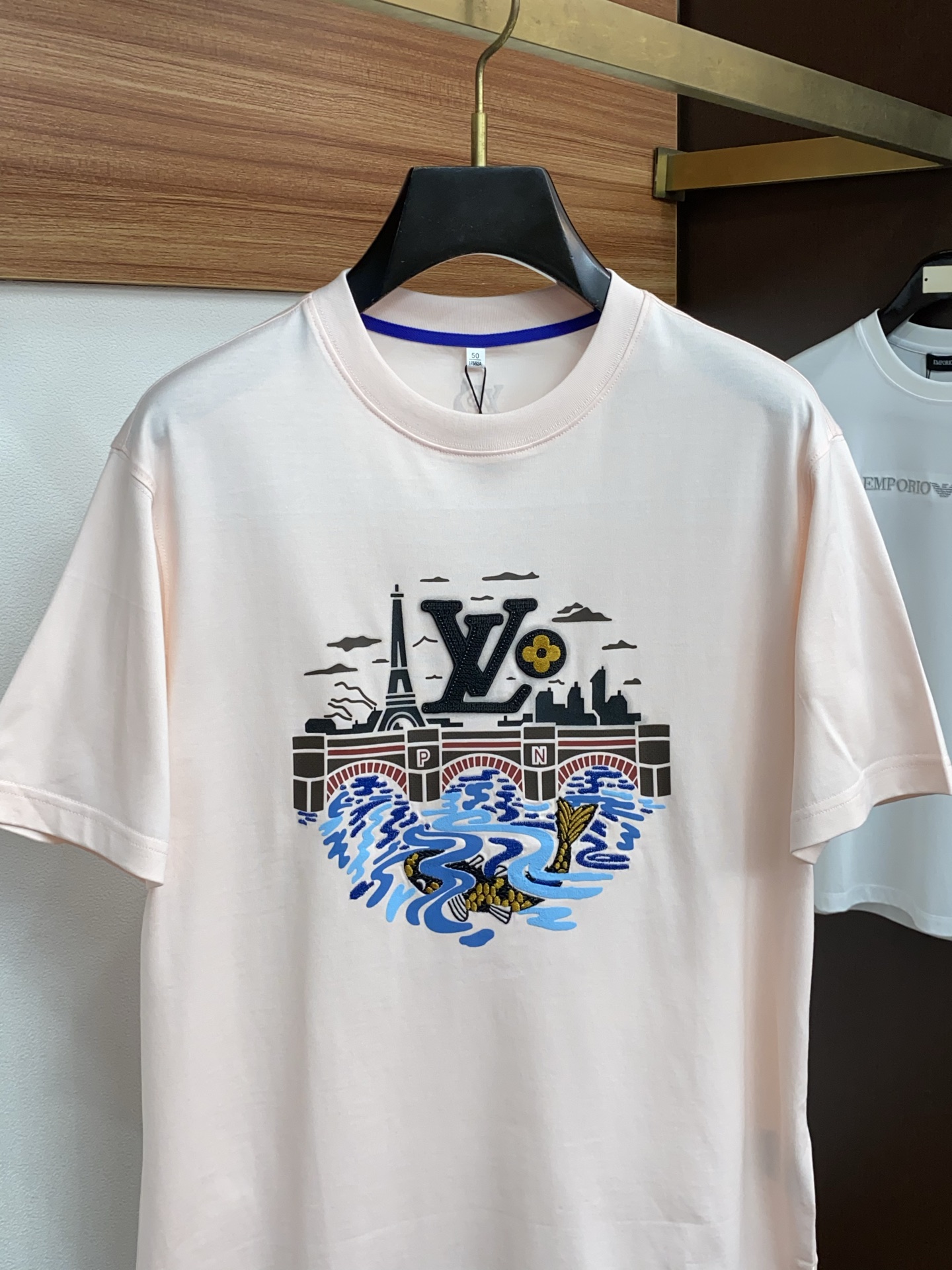 1v路易威登 26SS早春短袖T恤甄选软糯亲肤丝光棉面料制成，标准版圆领短袖裁剪，更适合日常穿着。简约不