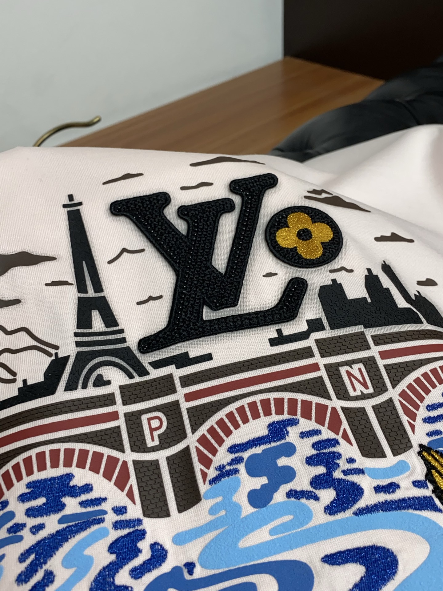 1v路易威登 26SS早春短袖T恤甄选软糯亲肤丝光棉面料制成，标准版圆领短袖裁剪，更适合日常穿着。简约不