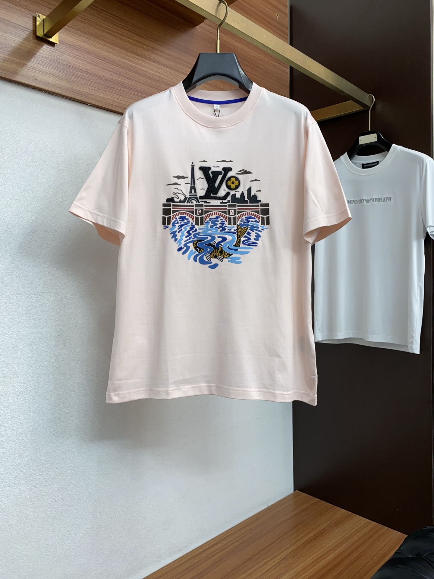 1v路易威登 26SS早春短袖T恤甄选软糯亲肤丝光棉面料制成，标准版圆领短袖裁剪，更适合日常穿着。简约不