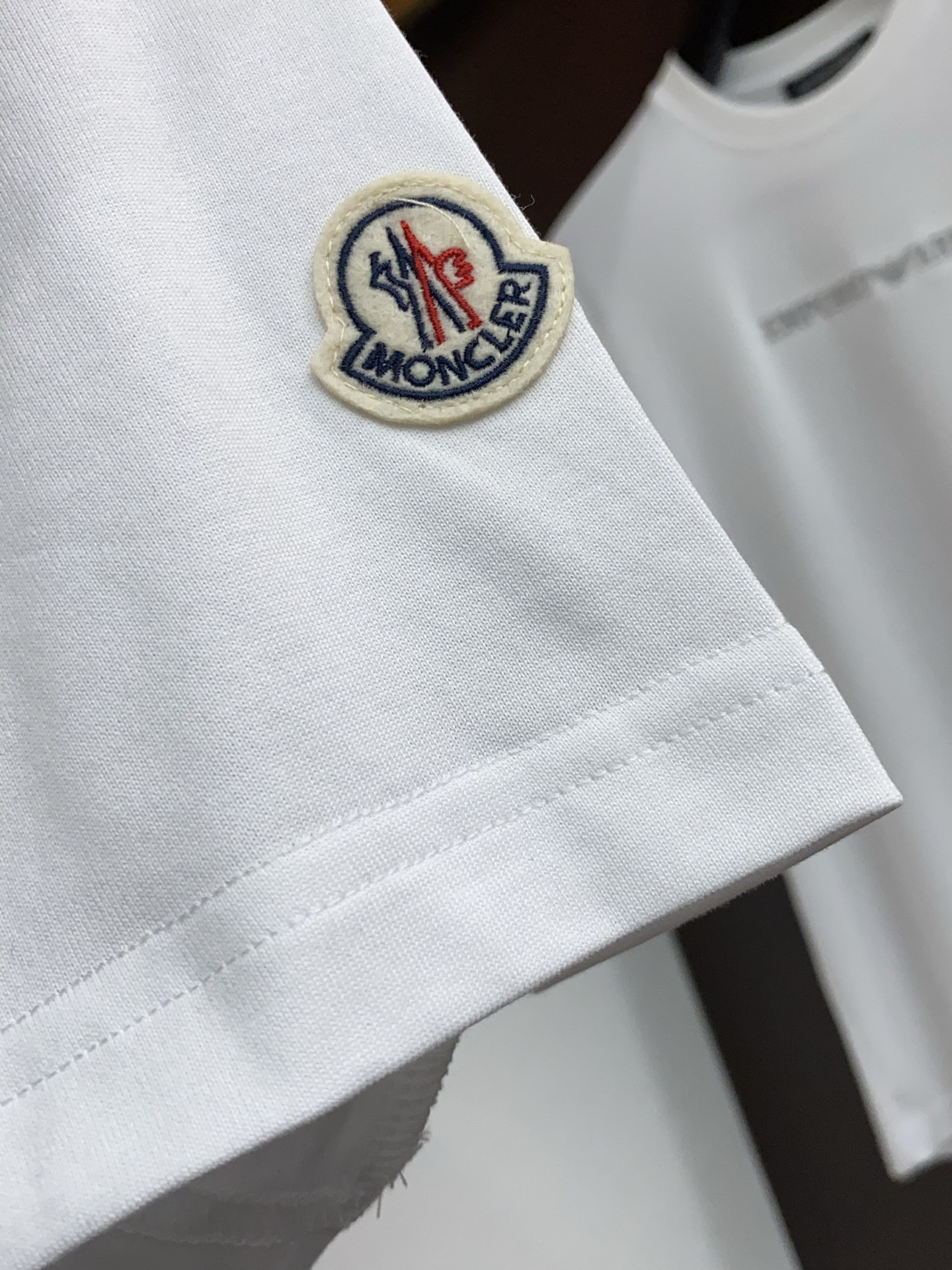 蒙口 26SS早春短袖T恤甄选软糯亲肤丝光棉面料制成，标准版圆领短袖裁剪，更适合日常穿着。简约不失设计感