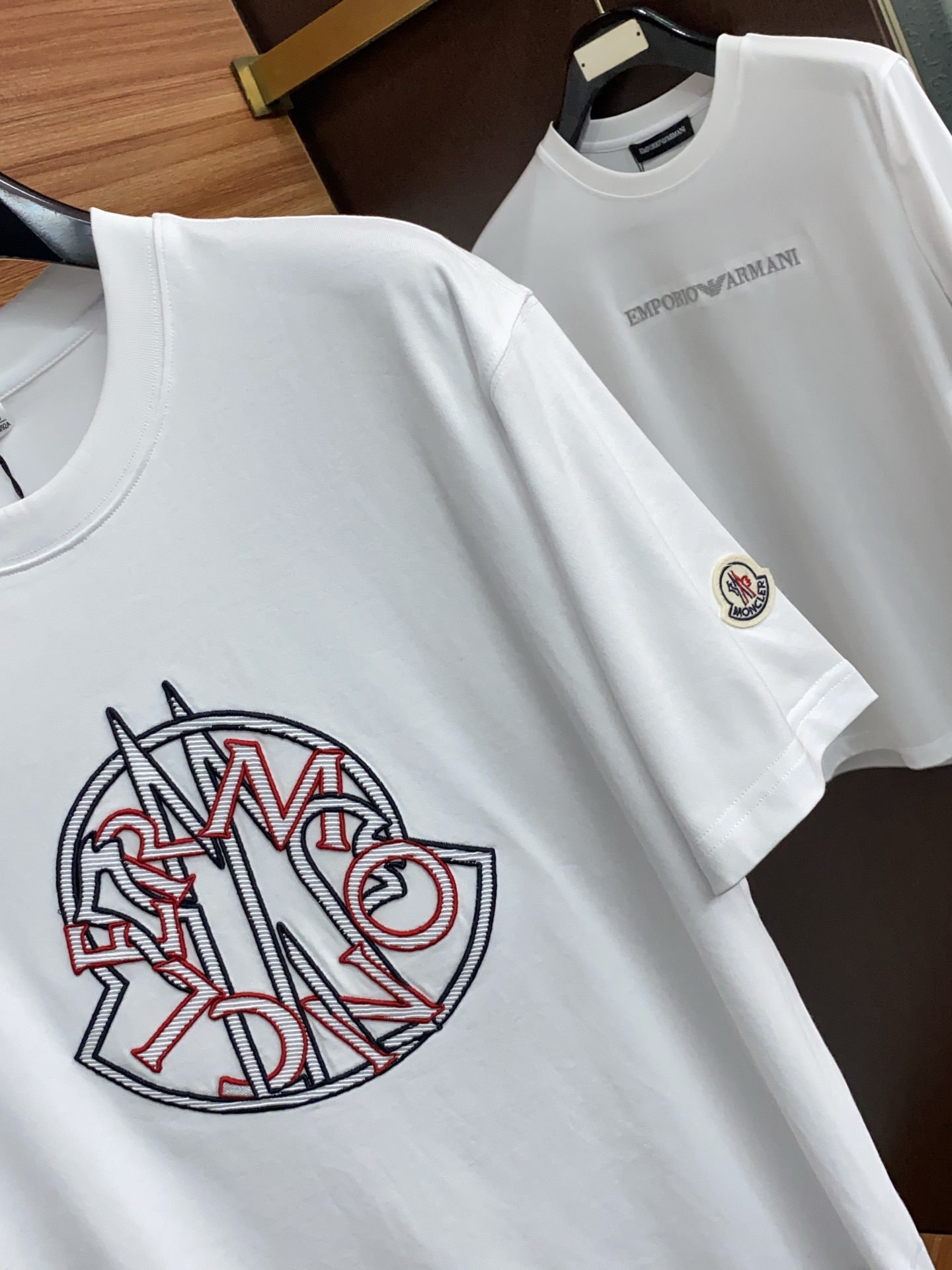 蒙口 26SS早春短袖T恤甄选软糯亲肤丝光棉面料制成，标准版圆领短袖裁剪，更适合日常穿着。简约不失设计感