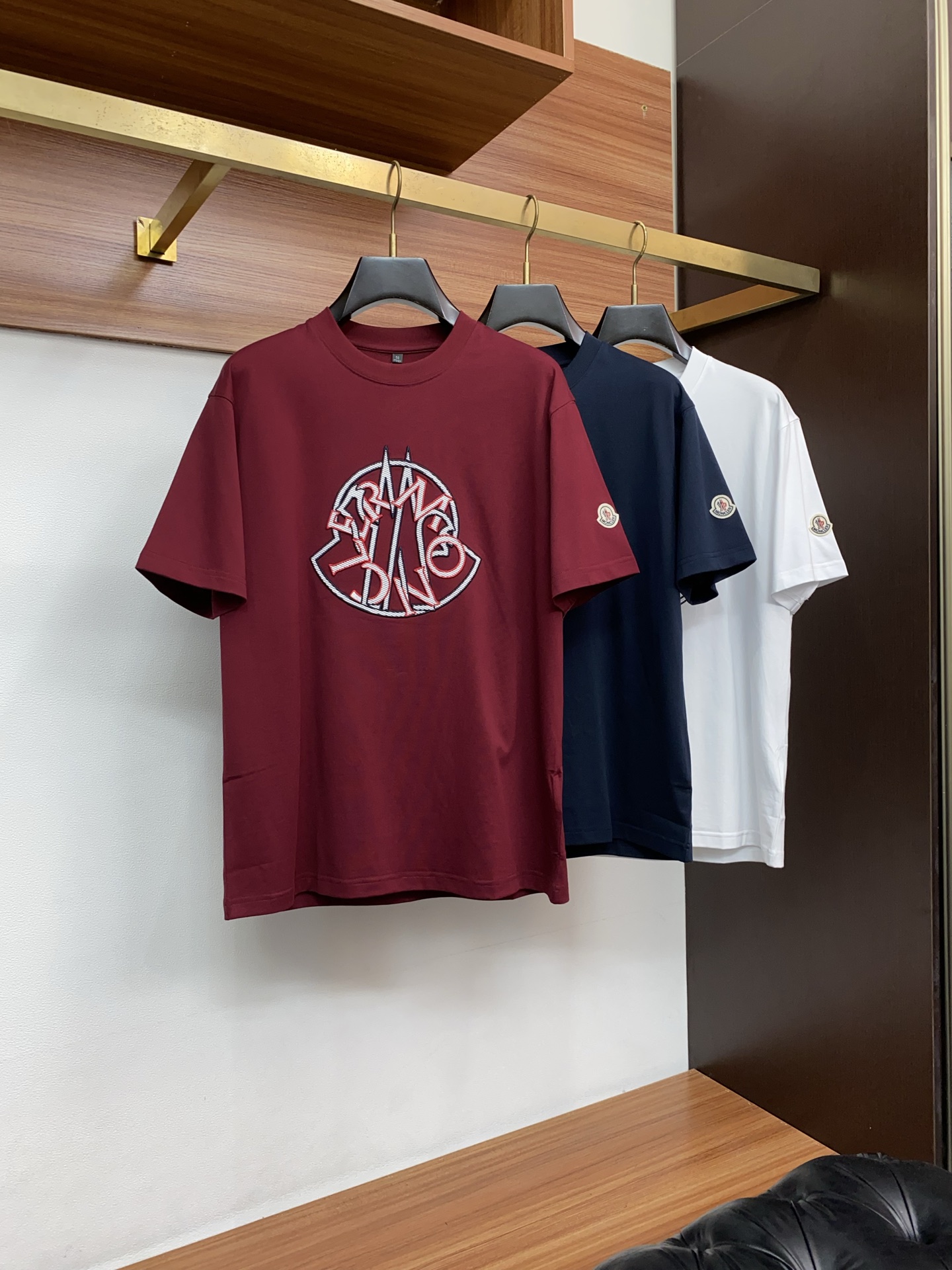 蒙口 26SS早春短袖T恤甄选软糯亲肤丝光棉面料制成，标准版圆领短袖裁剪，更适合日常穿着。简约不失设计感