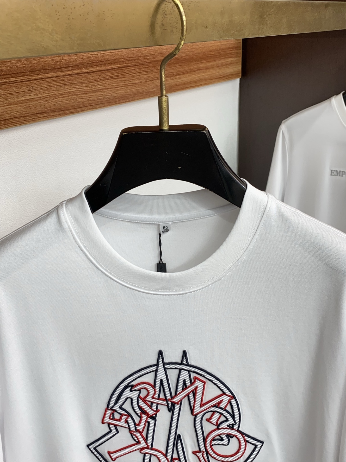 蒙口 26SS早春短袖T恤甄选软糯亲肤丝光棉面料制成，标准版圆领短袖裁剪，更适合日常穿着。简约不失设计感