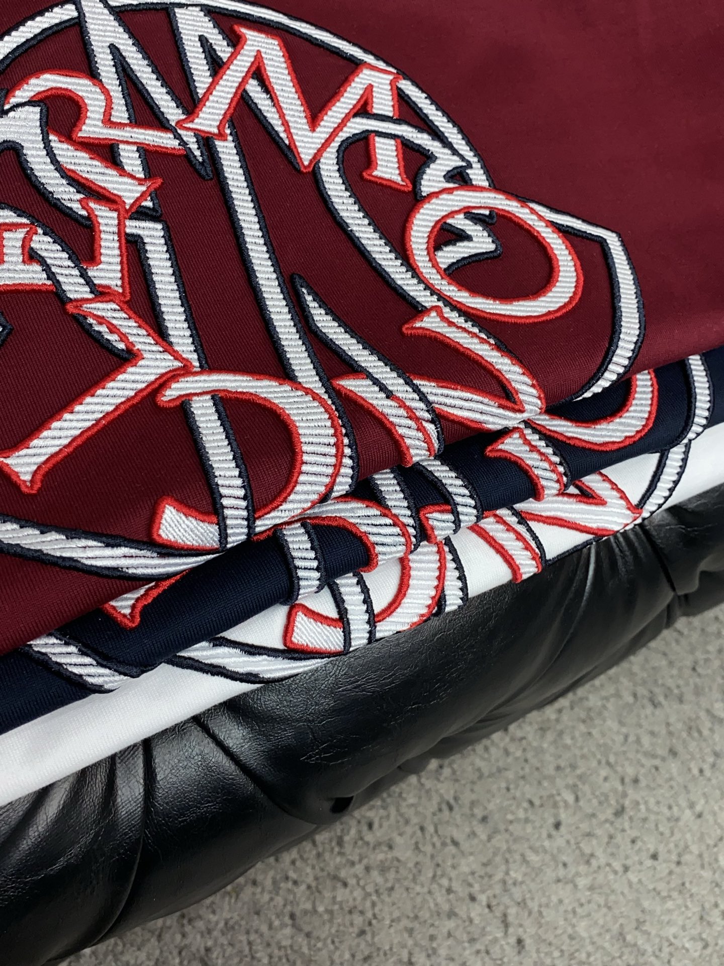 蒙口 26SS早春短袖T恤甄选软糯亲肤丝光棉面料制成，标准版圆领短袖裁剪，更适合日常穿着。简约不失设计感