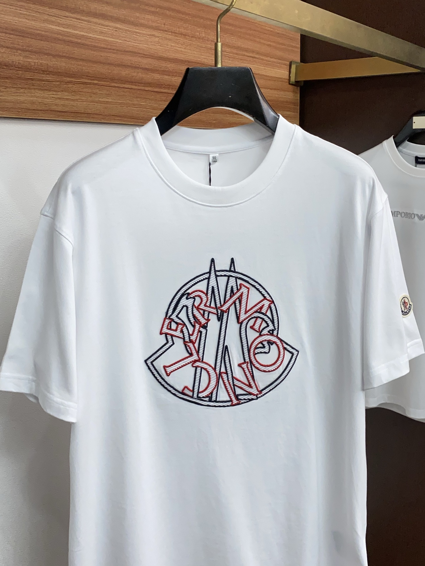 蒙口 26SS早春短袖T恤甄选软糯亲肤丝光棉面料制成，标准版圆领短袖裁剪，更适合日常穿着。简约不失设计感