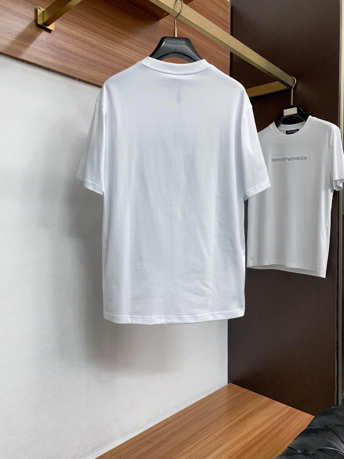 蒙口 26SS早春短袖T恤甄选软糯亲肤丝光棉面料制成，标准版圆领短袖裁剪，更适合日常穿着。简约不失设计感