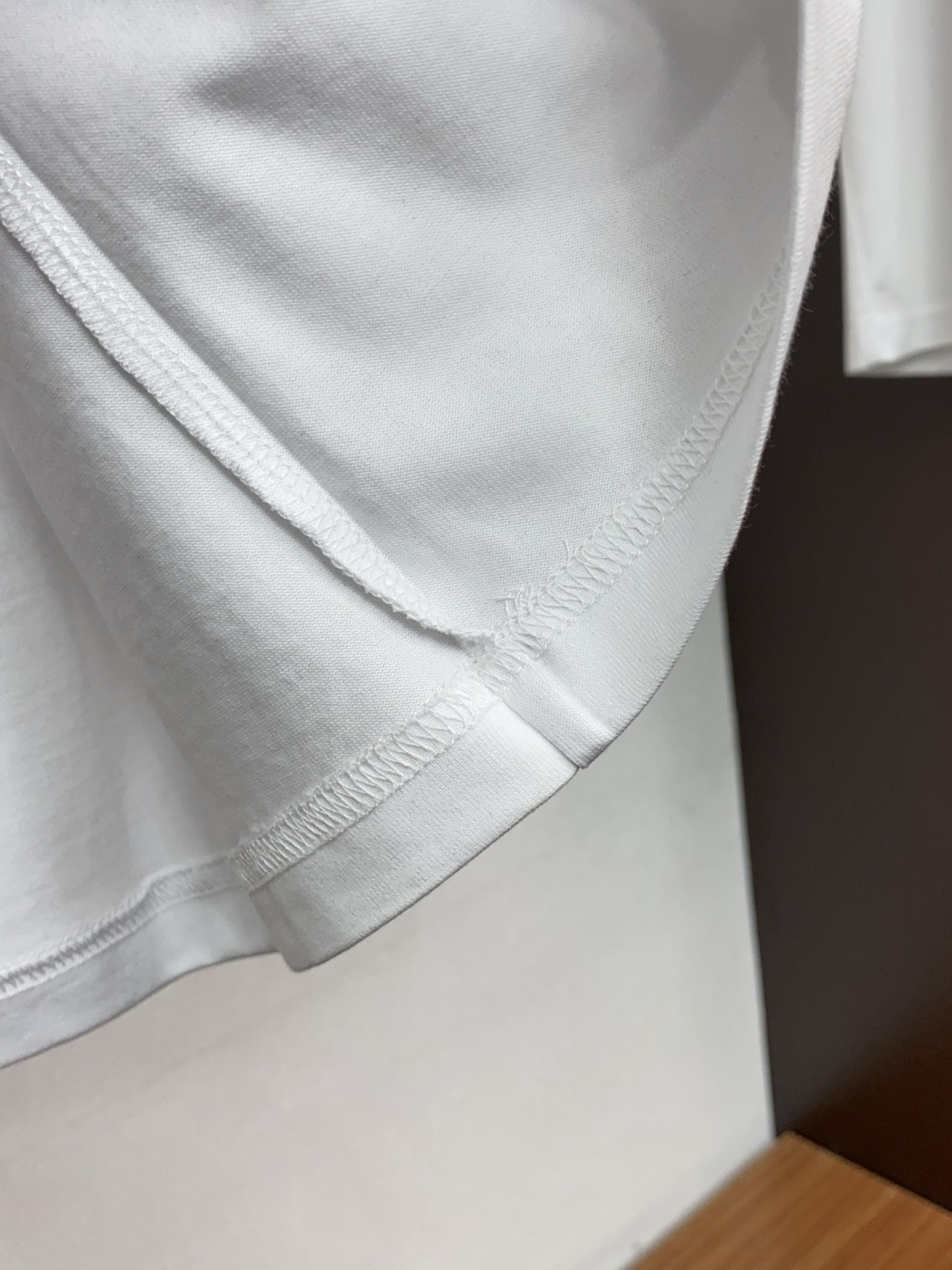 蒙口 26SS早春短袖T恤甄选软糯亲肤丝光棉面料制成，标准版圆领短袖裁剪，更适合日常穿着。简约不失设计感