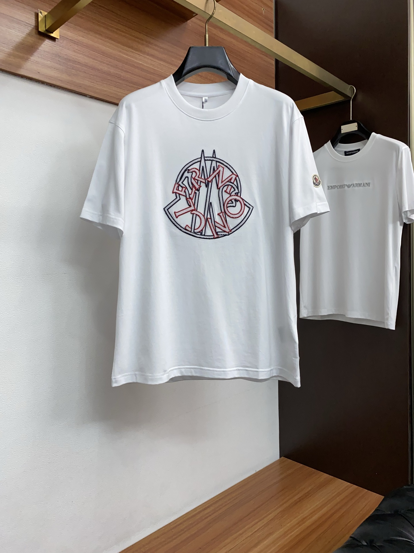 蒙口 26SS早春短袖T恤甄选软糯亲肤丝光棉面料制成，标准版圆领短袖裁剪，更适合日常穿着。简约不失设计感