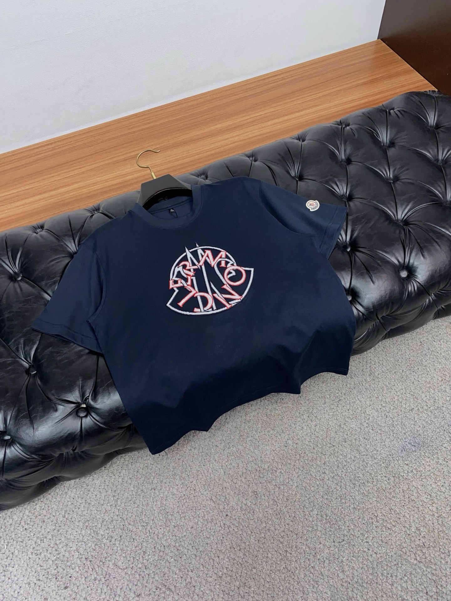 蒙口 26SS早春短袖T恤甄选软糯亲肤丝光棉面料制成，标准版圆领短袖裁剪，更适合日常穿着。简约不失设计感