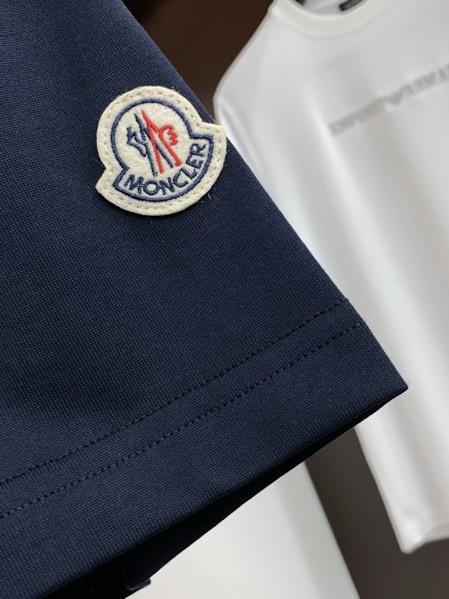 蒙口 26SS早春短袖T恤甄选软糯亲肤丝光棉面料制成，标准版圆领短袖裁剪，更适合日常穿着。简约不失设计感