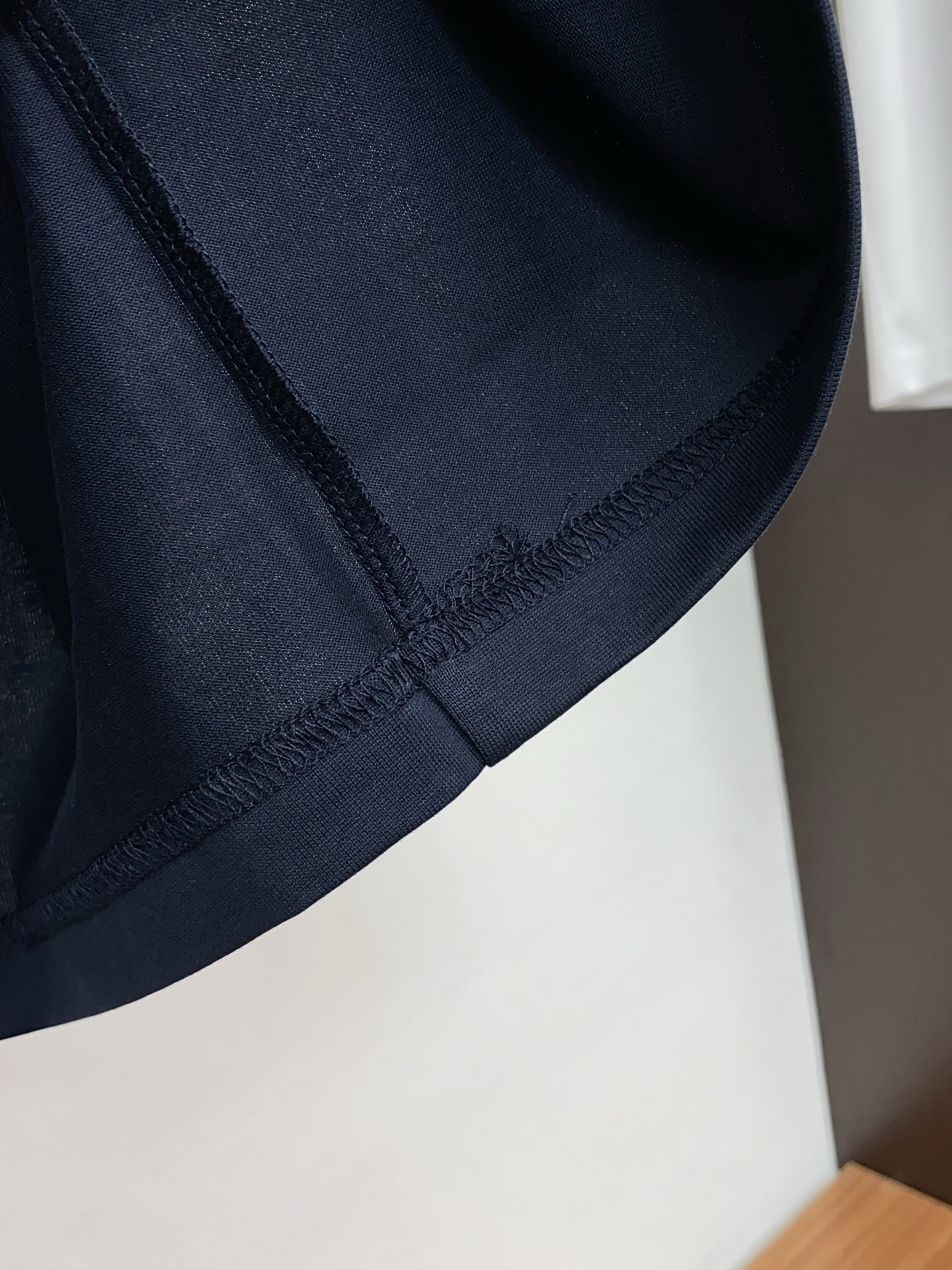 蒙口 26SS早春短袖T恤甄选软糯亲肤丝光棉面料制成，标准版圆领短袖裁剪，更适合日常穿着。简约不失设计感