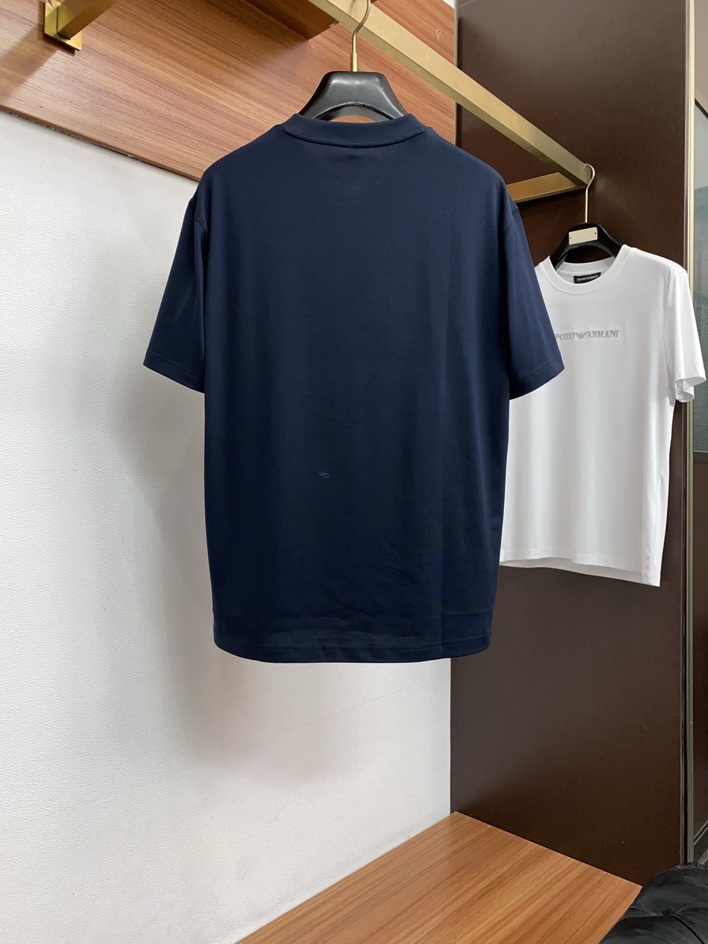 蒙口 26SS早春短袖T恤甄选软糯亲肤丝光棉面料制成，标准版圆领短袖裁剪，更适合日常穿着。简约不失设计感