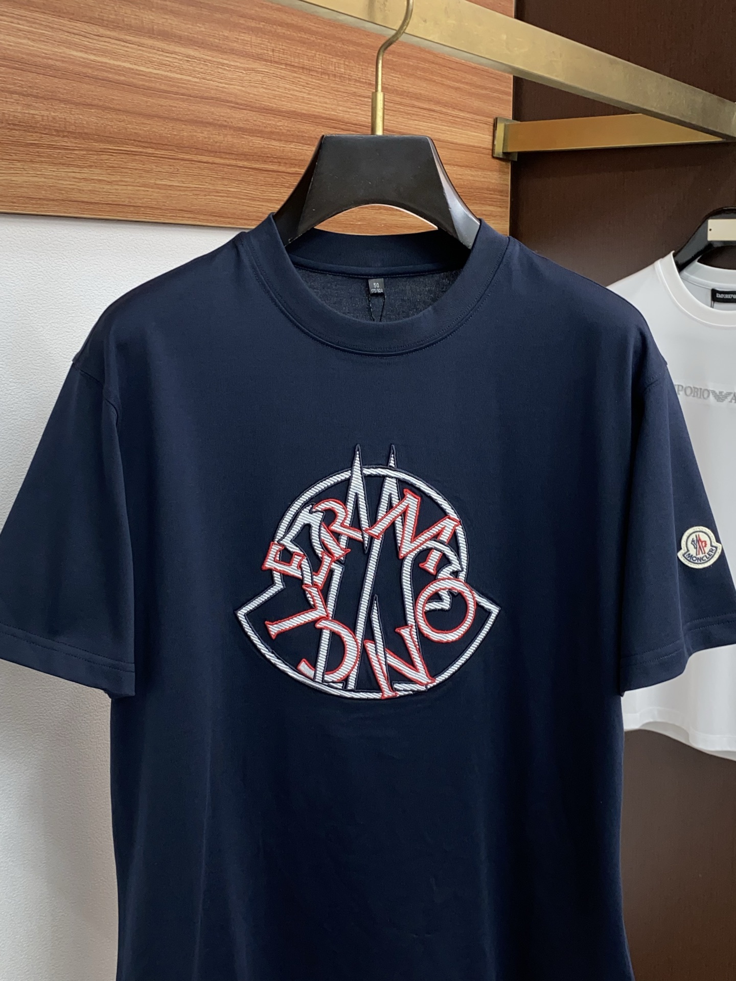 蒙口 26SS早春短袖T恤甄选软糯亲肤丝光棉面料制成，标准版圆领短袖裁剪，更适合日常穿着。简约不失设计感