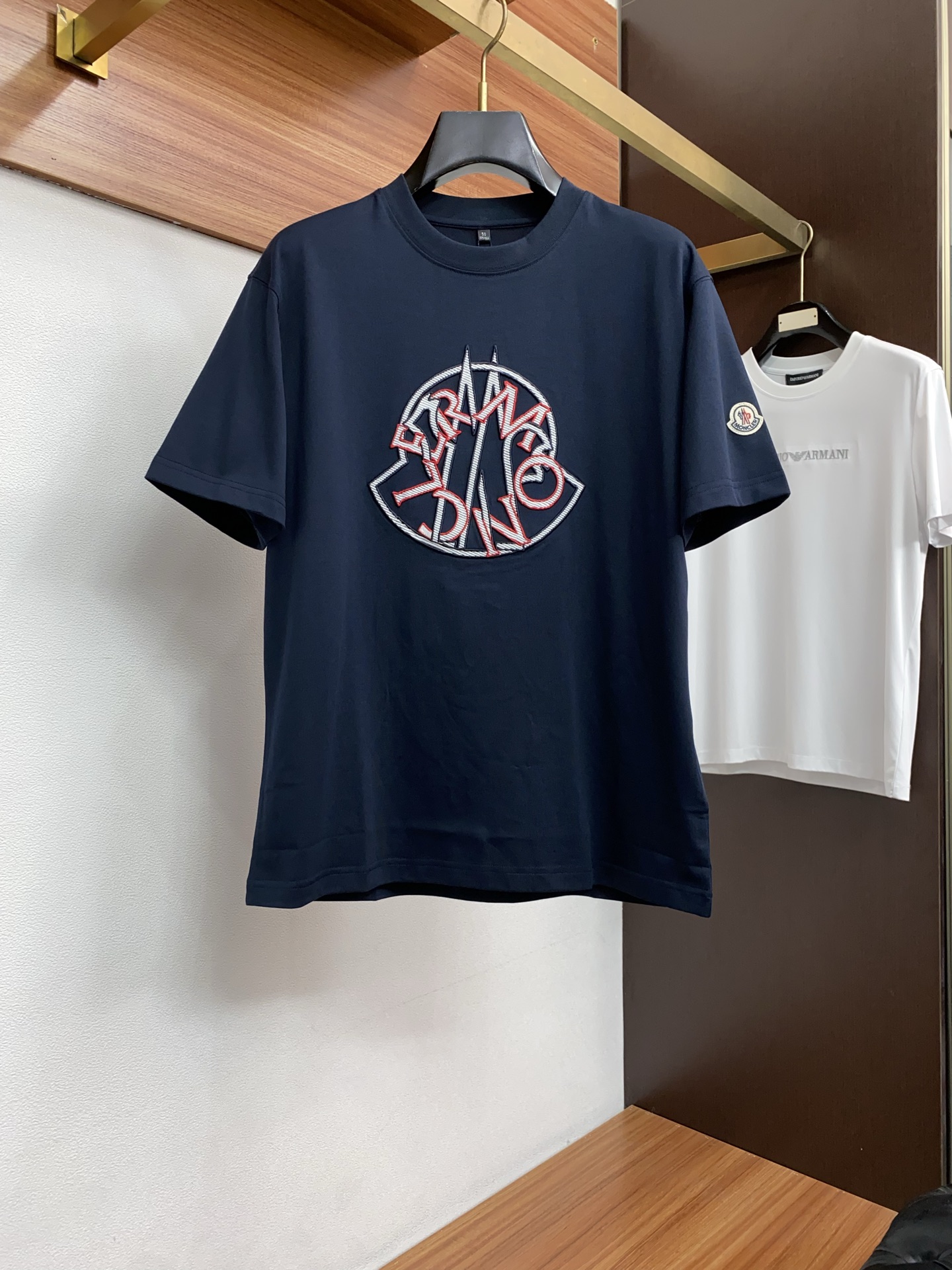 蒙口 26SS早春短袖T恤甄选软糯亲肤丝光棉面料制成，标准版圆领短袖裁剪，更适合日常穿着。简约不失设计感