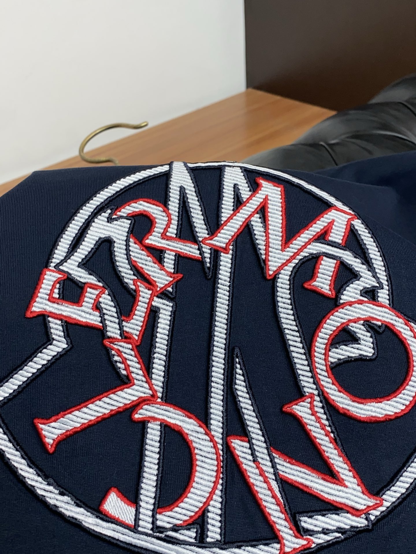 蒙口 26SS早春短袖T恤甄选软糯亲肤丝光棉面料制成，标准版圆领短袖裁剪，更适合日常穿着。简约不失设计感