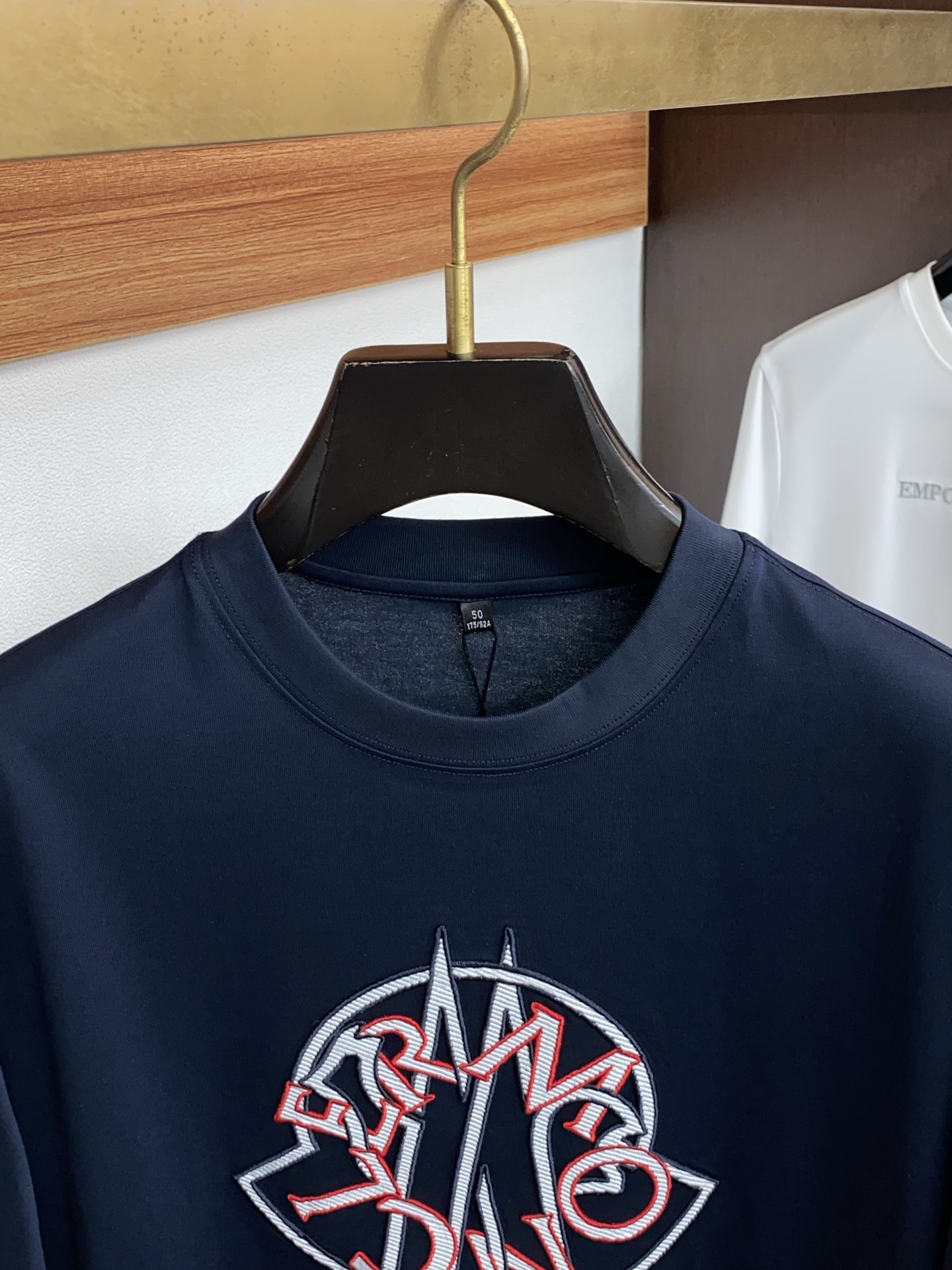 蒙口 26SS早春短袖T恤甄选软糯亲肤丝光棉面料制成，标准版圆领短袖裁剪，更适合日常穿着。简约不失设计感