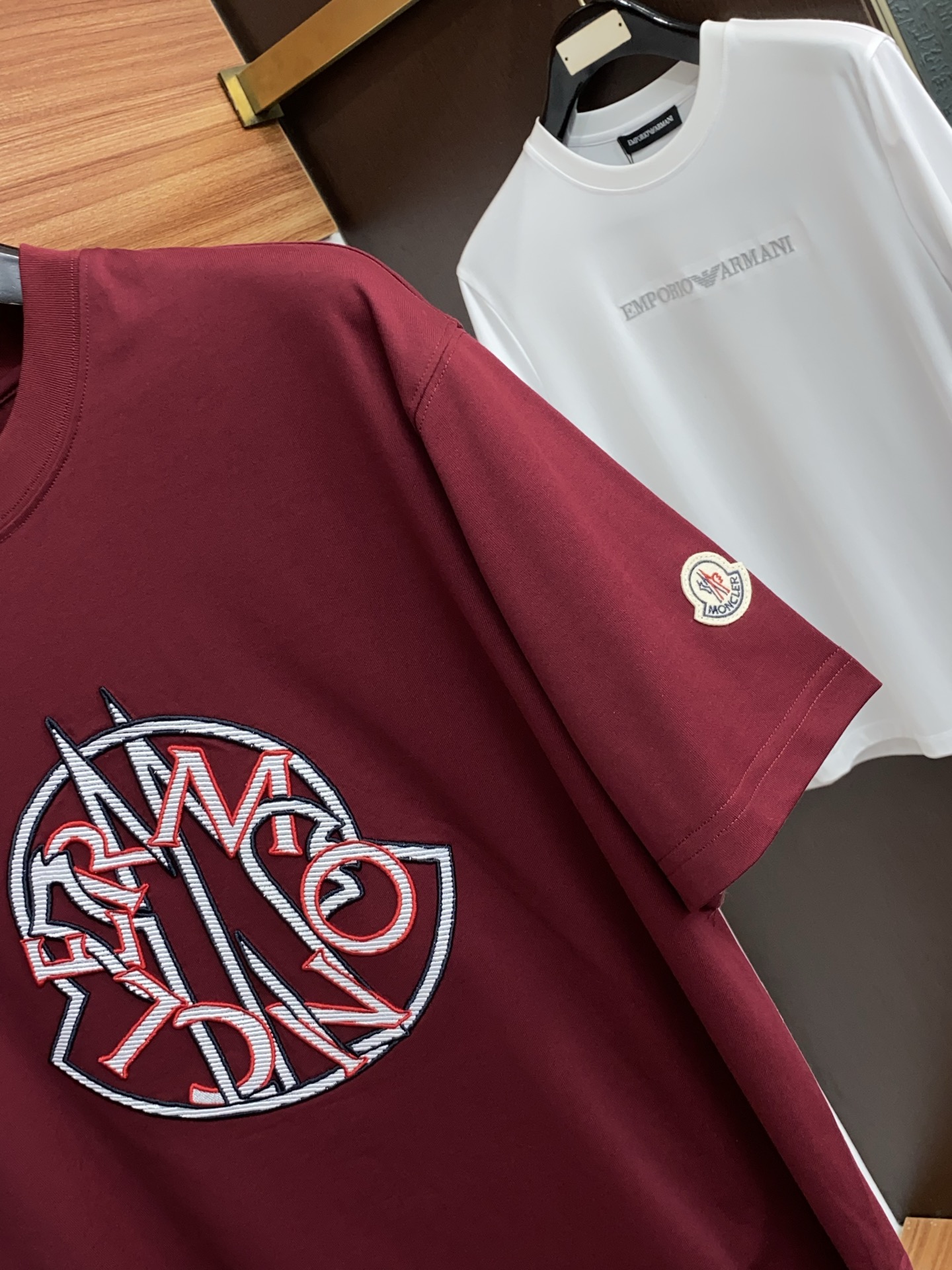 蒙口 26SS早春短袖T恤甄选软糯亲肤丝光棉面料制成，标准版圆领短袖裁剪，更适合日常穿着。简约不失设计感