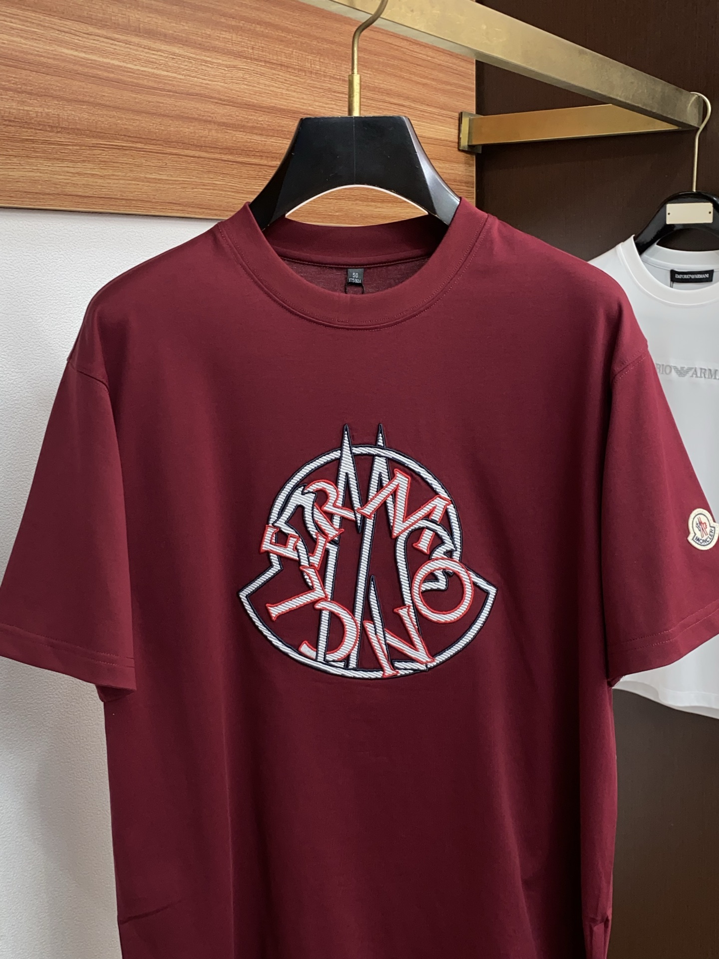 蒙口 26SS早春短袖T恤甄选软糯亲肤丝光棉面料制成，标准版圆领短袖裁剪，更适合日常穿着。简约不失设计感