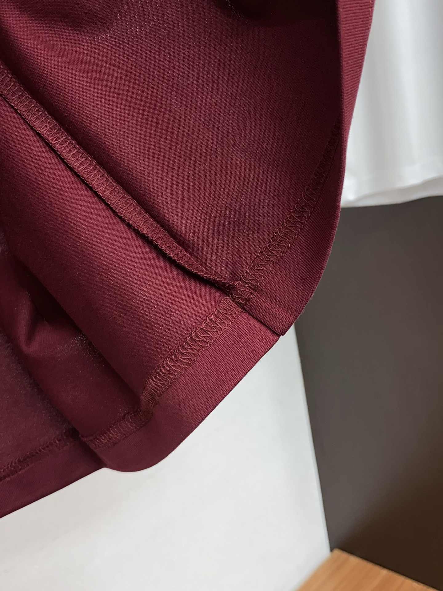 蒙口 26SS早春短袖T恤甄选软糯亲肤丝光棉面料制成，标准版圆领短袖裁剪，更适合日常穿着。简约不失设计感