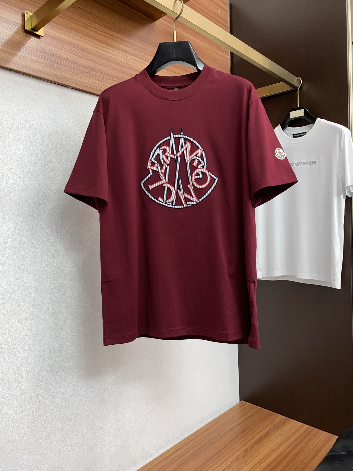 蒙口 26SS早春短袖T恤甄选软糯亲肤丝光棉面料制成，标准版圆领短袖裁剪，更适合日常穿着。简约不失设计感